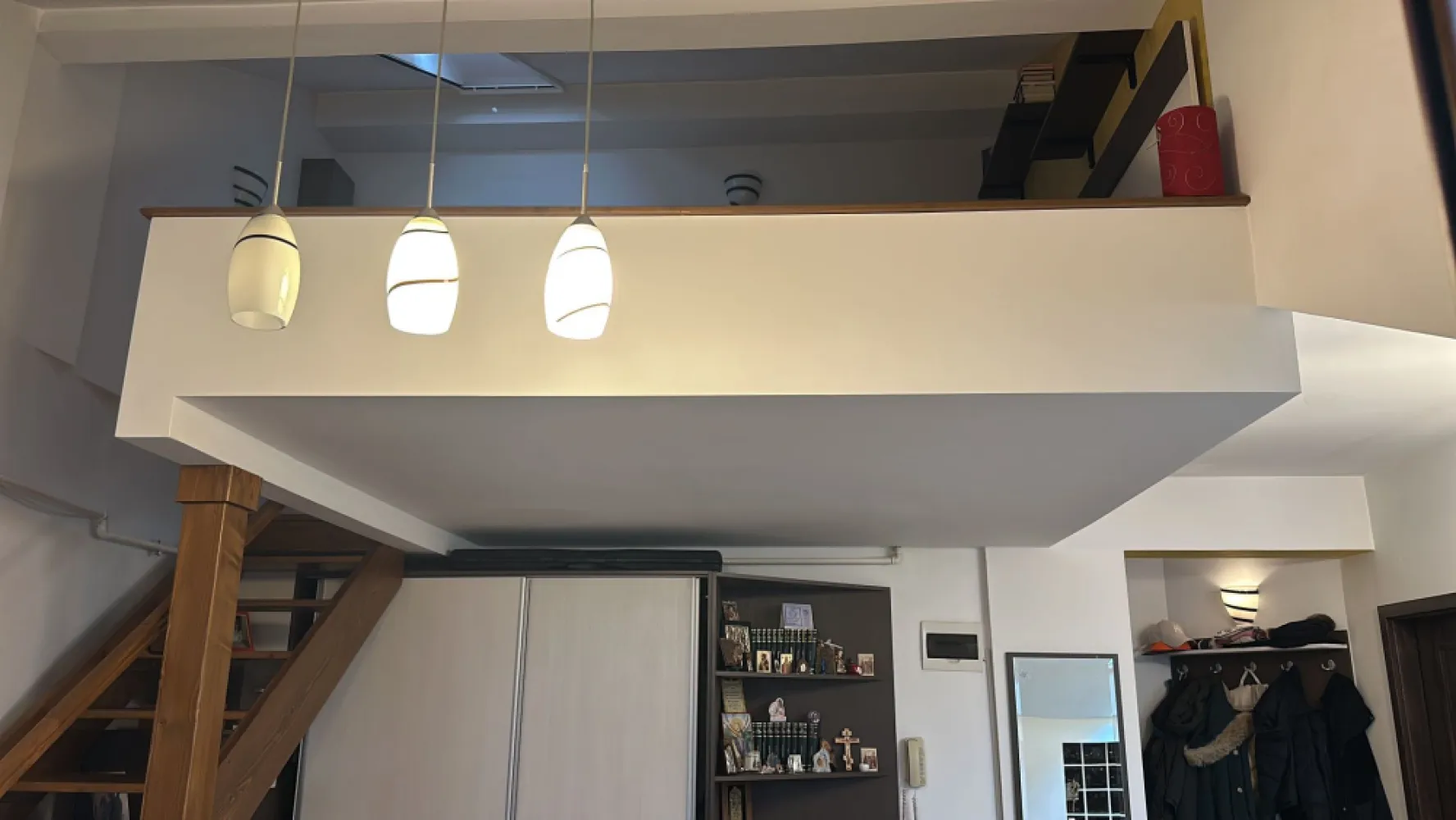 BRASADAS vinde ap 3 cam 2009 etaj 3/3 - Agenția Imobiliara BRASADAS vinde apartament semidecomandat cu 3 camere in zona semicentrală liniștită cu curte interioară închisă, etaj 3/3, bloc din cărămidă, an construcție 2009, apartament pe 2 nivele cu doua dormitoare, geamuri velux și termopan cu jaluzele și plasa de insecte, aer condiționat, centrala termica, uși interioare noi, parchet laminat, mobilat și utilat.