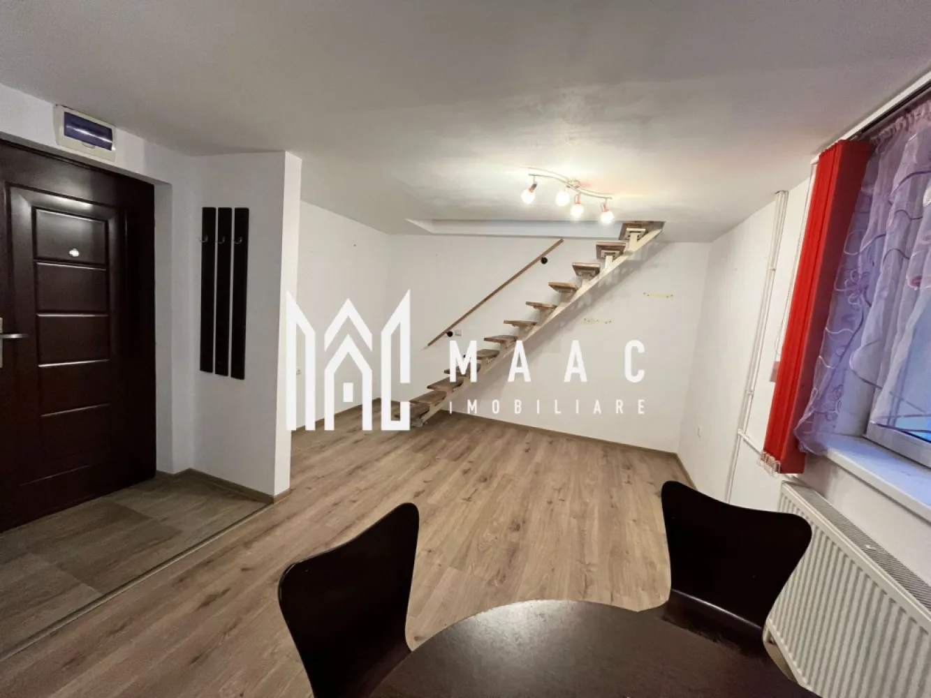 BLACK FRIDAY - Apartament 2 camere | 39 MPU | Broscarie - BLACK FRIDAY - Profită de cea mai bună perioadă din an pentru a deveni proprietar! Reducere de 1,500 euro Pret vechi - 59,990 euro Pret promotional - 58,490 euro MAAC Imobiliare vă propune spre vânzare un apartament modern pe doua nivele, situat in zona Broscarie. Caracteristici proprietate: Compartimentare: Living cu bucătărie open space Dormitor cu baie proprie Baie separată pentru oaspeți Stare: Se vinde complet mobilat și utilat, gata de locuit. Avantaje: Poziționare excelentă, cu acces facil la mijloace de transport, magazine și alte facilități. Confort și intimitate: Dormitorul beneficiază de baie proprie, oferind un plus de confort. Pentru mai multe detalii și pentru programarea unei vizionări, vă rugăm să specificați ID-ul anunțului: CP2199153 }}