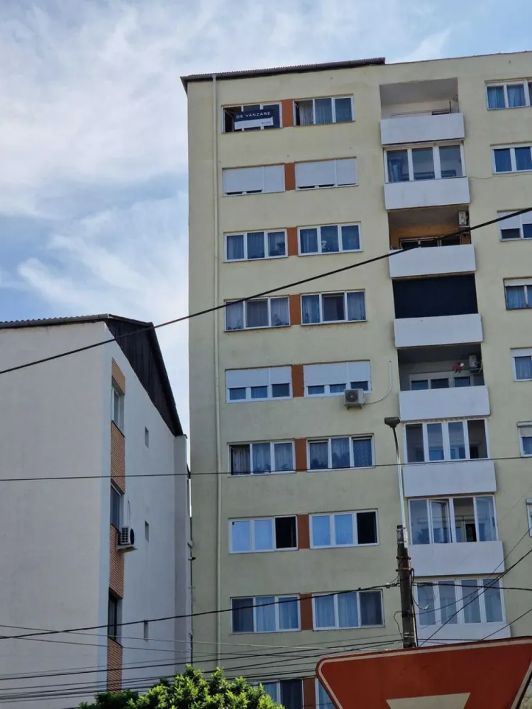 BRASADAS vinde ap 3 cam etaj 4/10 pe Calea Traian. - Agenția imobiliara BRASADAS vinde apartament cu 3 camere pe Calea Traian la etaju 4 din 10. Incalzire in partosea si instalati noi. Pentru mai multe oferte accesați www.brasadas.com.
