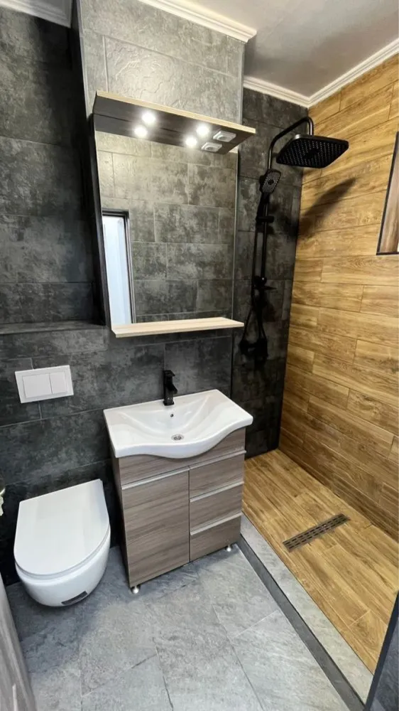 Apartament de vanzare - Agenția Imobiliara BRASADAS vinde apartament cu 3 camere decomandat recent renovat,etaj 4/4 cu acoperiș,înlocuit geamuri termopan , usa de intrare de înaltă siguranță noua, instalatie electrică înlocuită,gresie, faianță totul schimbat nou , beci propriu,mai multe detalii la tel Apartamentul se gaseste in micro 15 aleea oituz , bloc de caramida. Pentru mai multe oferte accesați www.brasadas.com.
