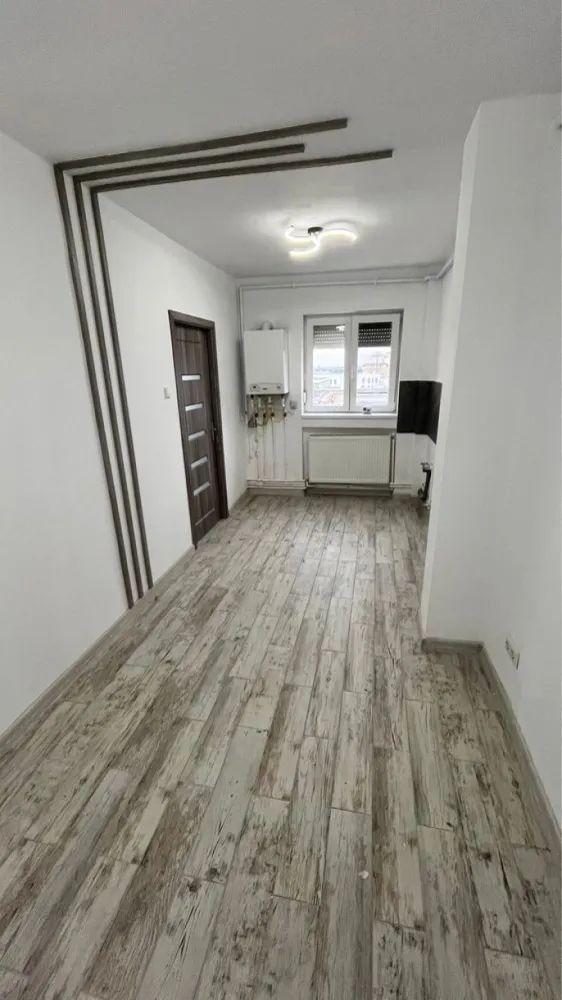 Apartament de vanzare - Agenția Imobiliara BRASADAS vinde apartament cu 3 camere decomandat recent renovat,etaj 4/4 cu acoperiș,înlocuit geamuri termopan , usa de intrare de înaltă siguranță noua, instalatie electrică înlocuită,gresie, faianță totul schimbat nou , beci propriu,mai multe detalii la tel Apartamentul se gaseste in micro 15 aleea oituz , bloc de caramida. Pentru mai multe oferte accesați www.brasadas.com.