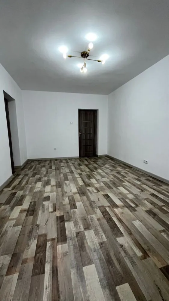 Apartament de vanzare - Agenția Imobiliara BRASADAS vinde apartament cu 3 camere decomandat recent renovat,etaj 4/4 cu acoperiș,înlocuit geamuri termopan , usa de intrare de înaltă siguranță noua, instalatie electrică înlocuită,gresie, faianță totul schimbat nou , beci propriu,mai multe detalii la tel Apartamentul se gaseste in micro 15 aleea oituz , bloc de caramida. Pentru mai multe oferte accesați www.brasadas.com.