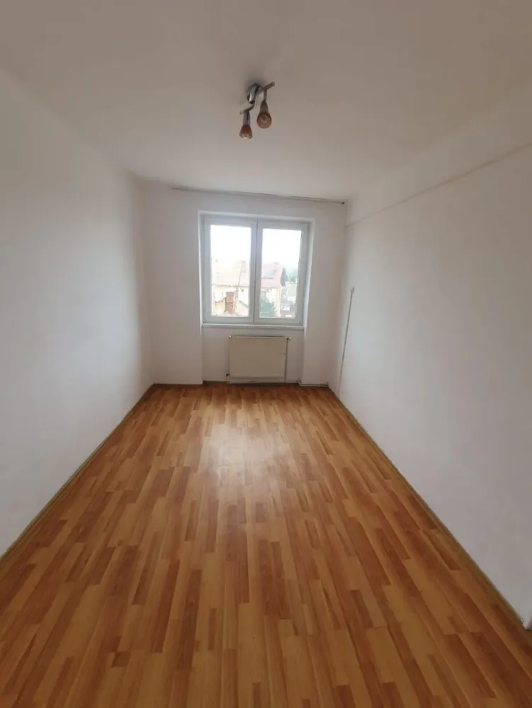 BRASADAS vinde ap 2 cam 38mp etaj 3/3 Lucaciu - Agenția imobiliara BRASADAS vinde apartament cu 2 camere semidecomandat situat pe strada Vasile Lucaciu 2 camere, bucătărie, baie. Bloc de caramida, termopane, gresie, microcentrala defectă. Pentru mai multe oferte accesați www.brasadas.com.