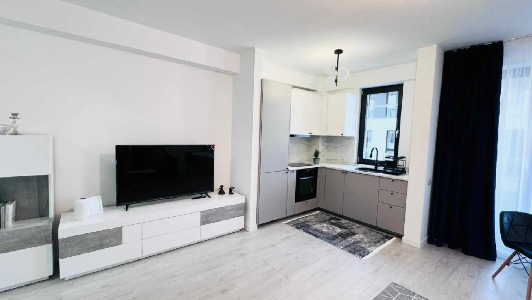 De închiriat studio Residence 5 Pipera - Închiriez studio mobilat în complexul Residence 5 Pipera, situat la etajul 2, în apropierea centrului comercial Pipera Plaza. Studioul este la prima închiriere, amplasarea sa oferind acces rapid către centrele comerciale, restaurante și săli de fitness. Complexul beneficiază de supraveghere video și pază, sistemul de încălzire fiind asigurat de centrala proprie cu contorizare individuală.