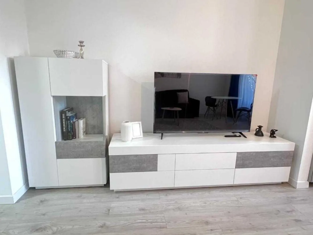 De închiriat studio Residence 5 Pipera - Închiriez studio mobilat în complexul Residence 5 Pipera, situat la etajul 2, în apropierea centrului comercial Pipera Plaza. Studioul este la prima închiriere, amplasarea sa oferind acces rapid către centrele comerciale, restaurante și săli de fitness. Complexul beneficiază de supraveghere video și pază, sistemul de încălzire fiind asigurat de centrala proprie cu contorizare individuală.
