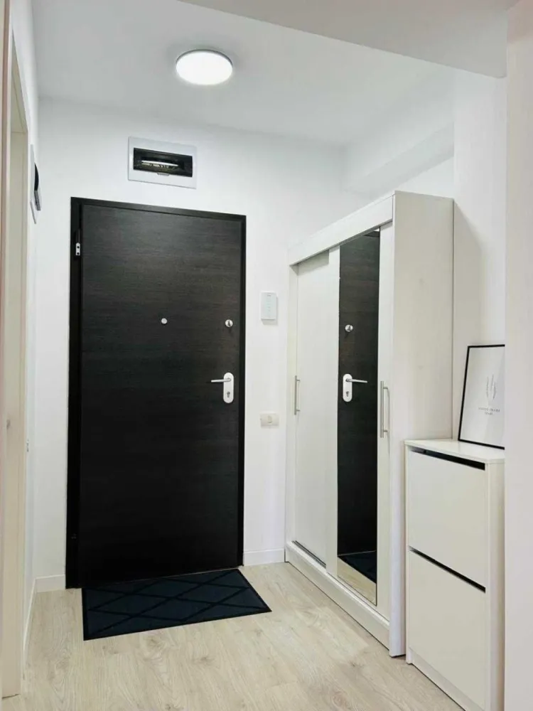 De închiriat studio Residence 5 Pipera - Închiriez studio mobilat în complexul Residence 5 Pipera, situat la etajul 2, în apropierea centrului comercial Pipera Plaza. Studioul este la prima închiriere, amplasarea sa oferind acces rapid către centrele comerciale, restaurante și săli de fitness. Complexul beneficiază de supraveghere video și pază, sistemul de încălzire fiind asigurat de centrala proprie cu contorizare individuală.