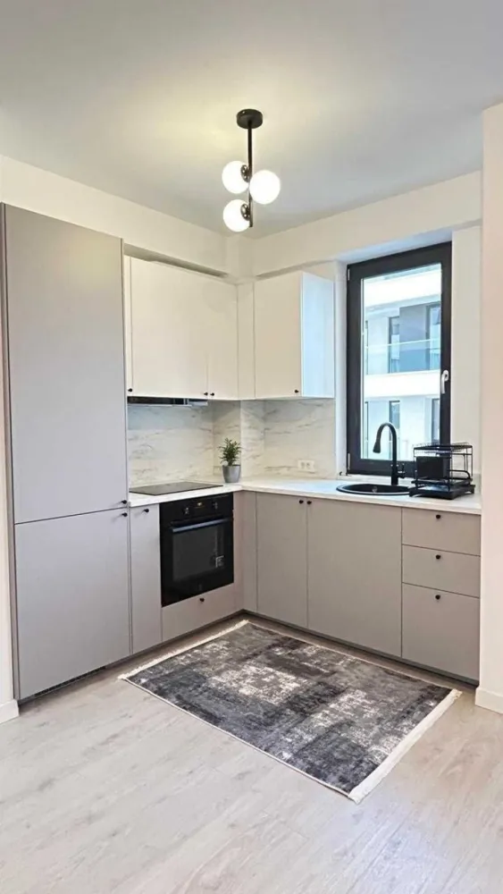 De închiriat studio Residence 5 Pipera - Închiriez studio mobilat în complexul Residence 5 Pipera, situat la etajul 2, în apropierea centrului comercial Pipera Plaza. Studioul este la prima închiriere, amplasarea sa oferind acces rapid către centrele comerciale, restaurante și săli de fitness. Complexul beneficiază de supraveghere video și pază, sistemul de încălzire fiind asigurat de centrala proprie cu contorizare individuală.
