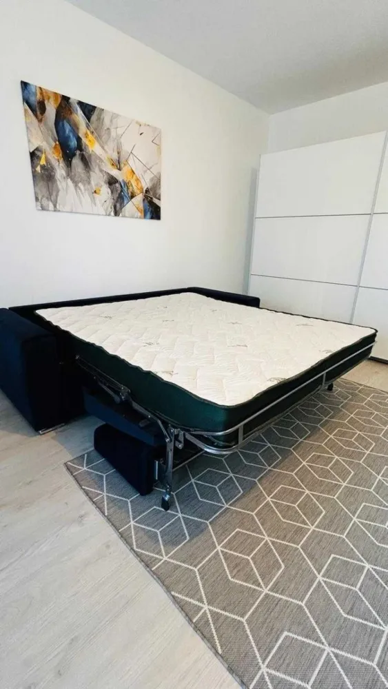 De închiriat studio Residence 5 Pipera - Închiriez studio mobilat în complexul Residence 5 Pipera, situat la etajul 2, în apropierea centrului comercial Pipera Plaza. Studioul este la prima închiriere, amplasarea sa oferind acces rapid către centrele comerciale, restaurante și săli de fitness. Complexul beneficiază de supraveghere video și pază, sistemul de încălzire fiind asigurat de centrala proprie cu contorizare individuală.