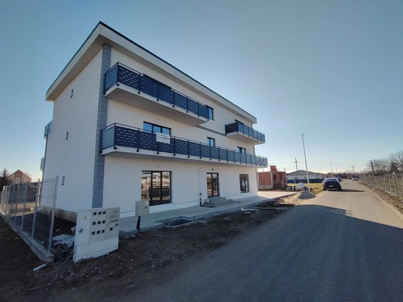 BRASADAS vinde ap 2 cam PARTER zona Odoreului. - Agenția imobiliara BRASADAS vinde apartamente cu 1 sau cu 3:camere...in suprafață de 35 și 70 mp...loc de parcare inclus,racordat la utilități!Apartamente cu 1 camera la preț de 40 mi Eur,apart cu 3 camere la 72 mi Eur....Fiecare apartament are balcon fata -spate!