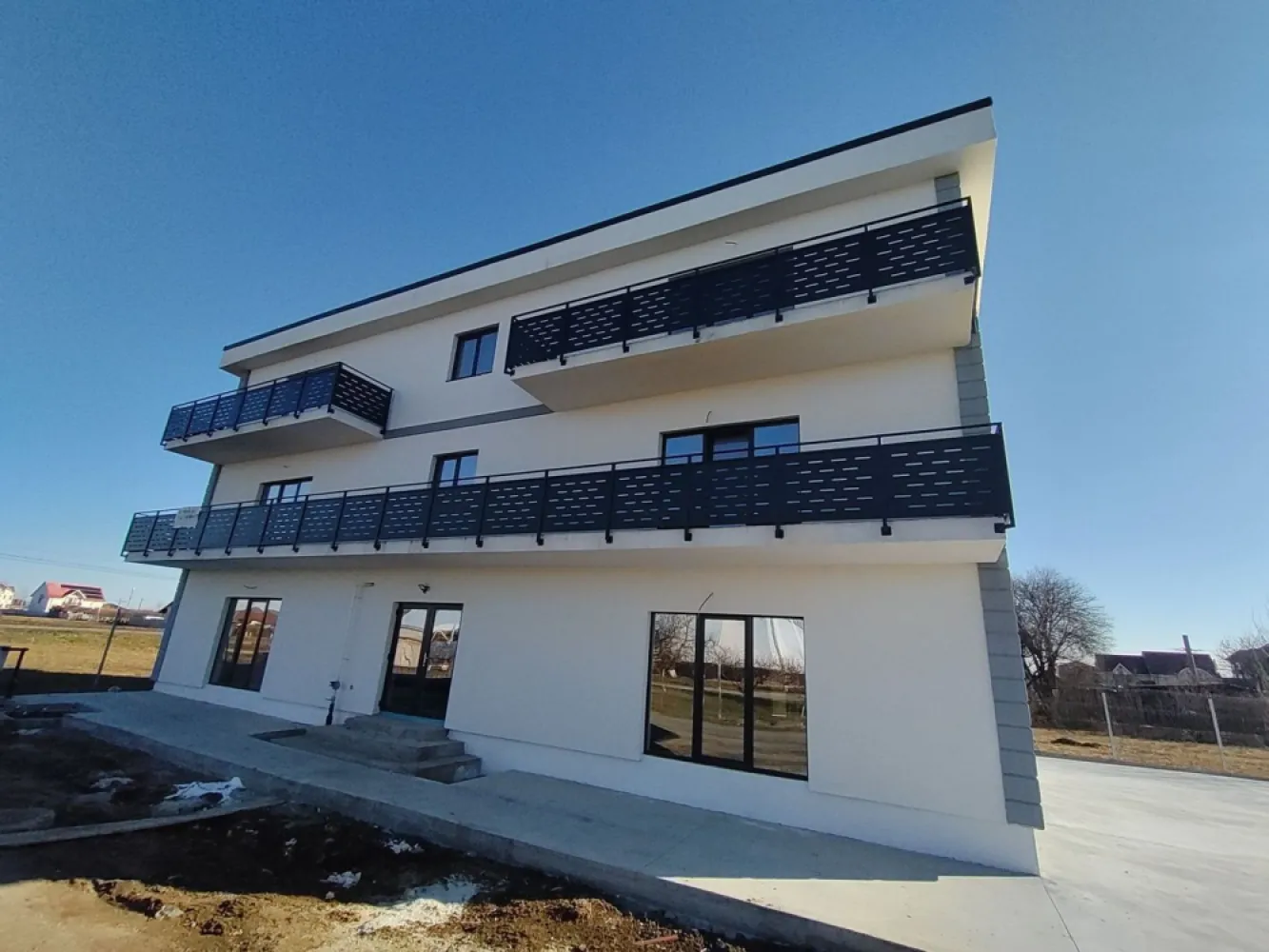 BRASADAS vinde ap 2 cam PARTER zona Odoreului. - Agenția imobiliara BRASADAS vinde apartamente cu 1 sau cu 3:camere...in suprafață de 35 și 70 mp...loc de parcare inclus,racordat la utilități!Apartamente cu 1 camera la preț de 40 mi Eur,apart cu 3 camere la 72 mi Eur....Fiecare apartament are balcon fata -spate!