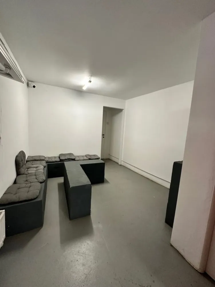 Parcul Carol Bucuresti - Proprietar, inchiriez spatiu comercial cu vitrina si cu intrare direct din strada. Suprafata 60mp impartita in 3 camere. Zona Parcul Carol. Negociabil.
