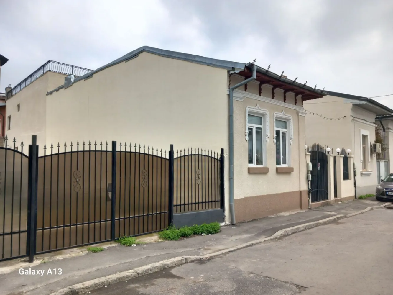 BRASADAS vinde casa curte comuna 3 cam 77mp HALA TRAIAN - Agenția imobiliara BRASADAS vinde casa cu curte comuna 77mp în zona HALA TRAIAN, intrare din Calea Călărași. Casa este stil VAGON. Bucatarie mobilata, Baie cu cada, dormitor si doua camere care se traversează. La subsol este o pivnita cu arcade din caramida de 12mp. În apropiere autobuzul 97 și tramvaiul 14, 40, 55. Doua stații de tramvai pana la PIATA UNIRII.Pentru mai multe oferte accesați www.brasadas.com.