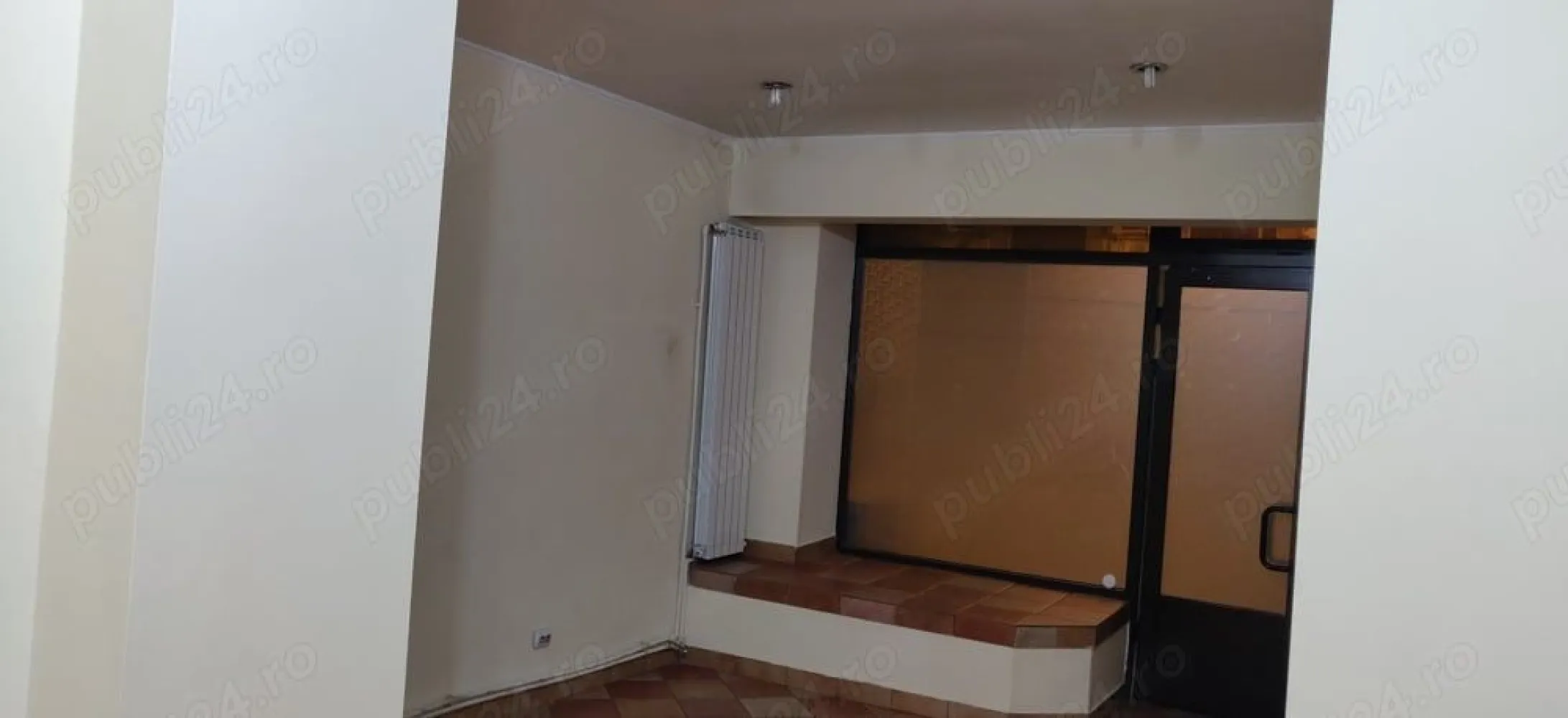Inchiriez spatiu comercial ultracentral - Închiriez spațiu ultracentral adiacent Calea Victoriei, suprafață 56 mp, deschidere stradală 6m, grup sanitar, bucătărie, necesita amenajare, toate utilitatile, centrala proprie, pretabil farmacie, cafenea, fast food, zona cu vad comercial. Măi multe detalii la telefon