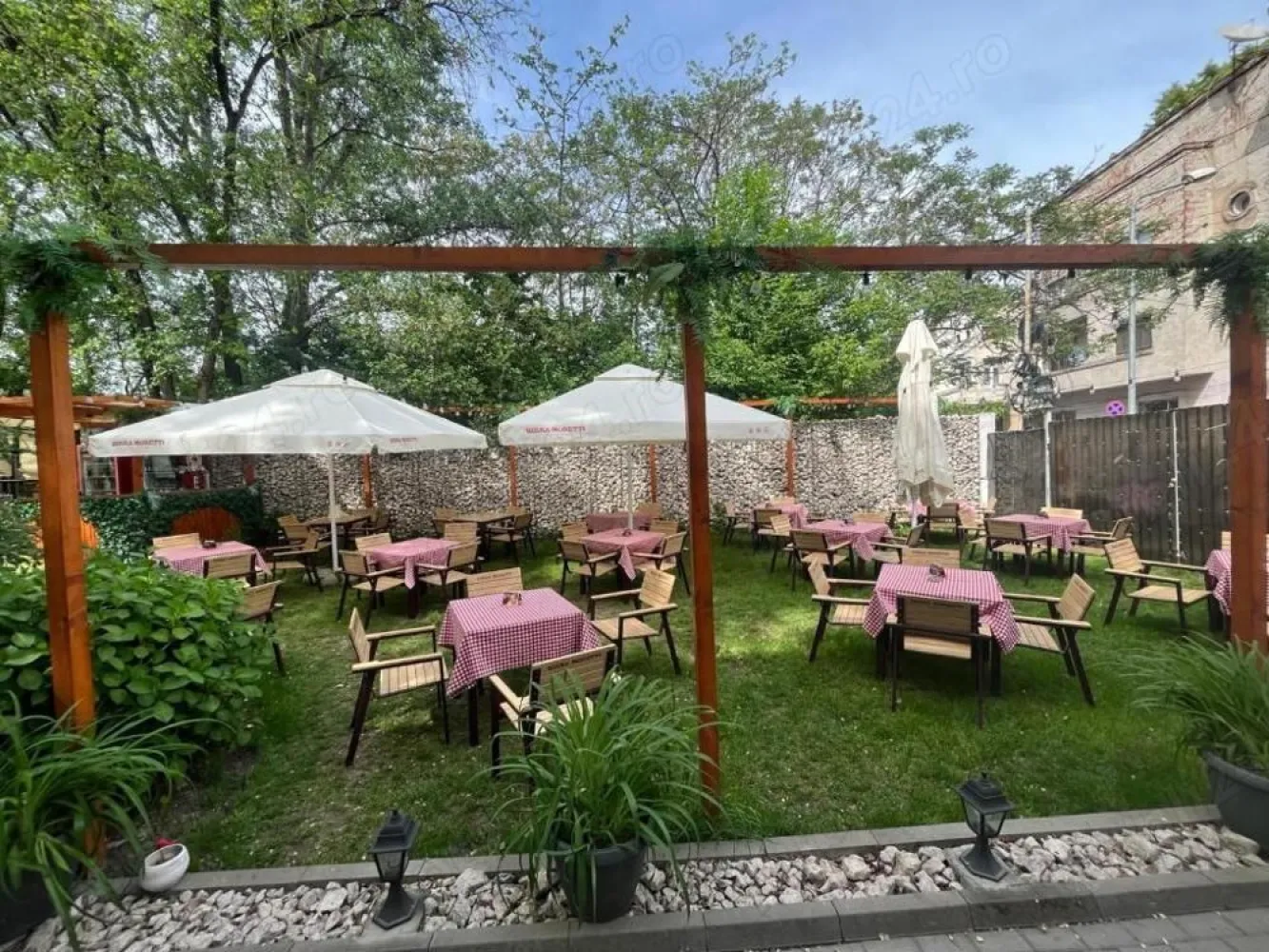 BRASADAS închiriază Restaurant zona CENTRALA. - Agenția imobiliara BRASADAS închiriază Restaurant cu capacitate de 60 de locuri, ideal pentru cine și evenimente speciale Terasă spațioasă pentru relaxare în aer liber Wi-Fi gratuit și TV prin cablu Aer condiționat în fiecare cameră Bucătărie complet utilată pentru mese rapide și gustări Pentru mai multe oferte accesați www.brasadas.com