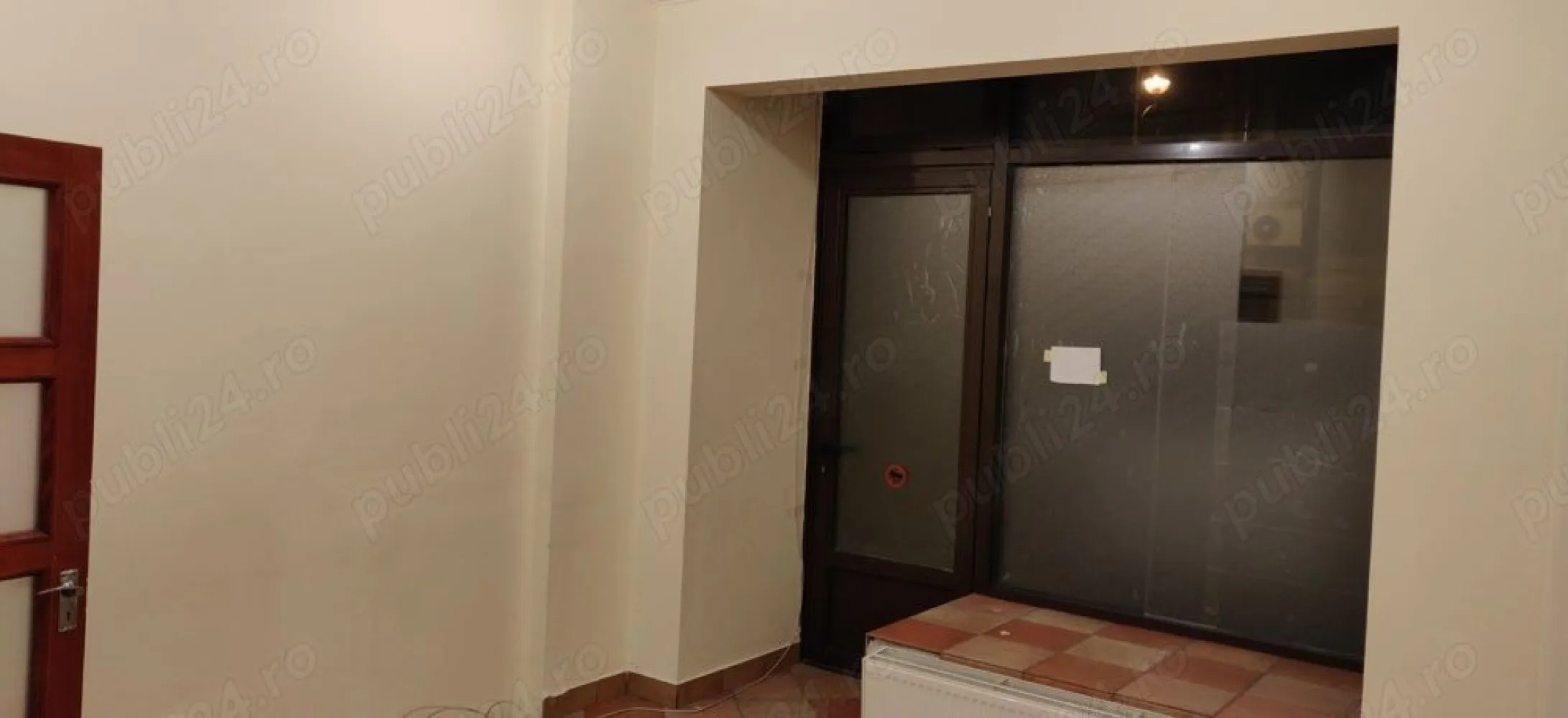 Inchiriez spatiu comercial ultracentral - Închiriez spațiu ultracentral adiacent Calea Victoriei, suprafață 56 mp, deschidere stradală 6m, grup sanitar, bucătărie, necesita amenajare, toate utilitatile, centrala proprie, pretabil farmacie, cafenea, fast food, zona cu vad comercial. Măi multe detalii la telefon