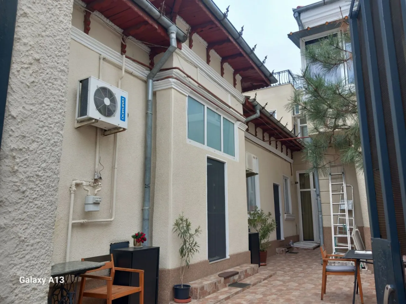 BRASADAS vinde casa curte comuna 3 cam 77mp HALA TRAIAN - Agenția imobiliara BRASADAS vinde casa cu curte comuna 77mp în zona HALA TRAIAN, intrare din Calea Călărași. Casa este stil VAGON. Bucatarie mobilata, Baie cu cada, dormitor si doua camere care se traversează. La subsol este o pivnita cu arcade din caramida de 12mp. În apropiere autobuzul 97 și tramvaiul 14, 40, 55. Doua stații de tramvai pana la PIATA UNIRII.Pentru mai multe oferte accesați www.brasadas.com.