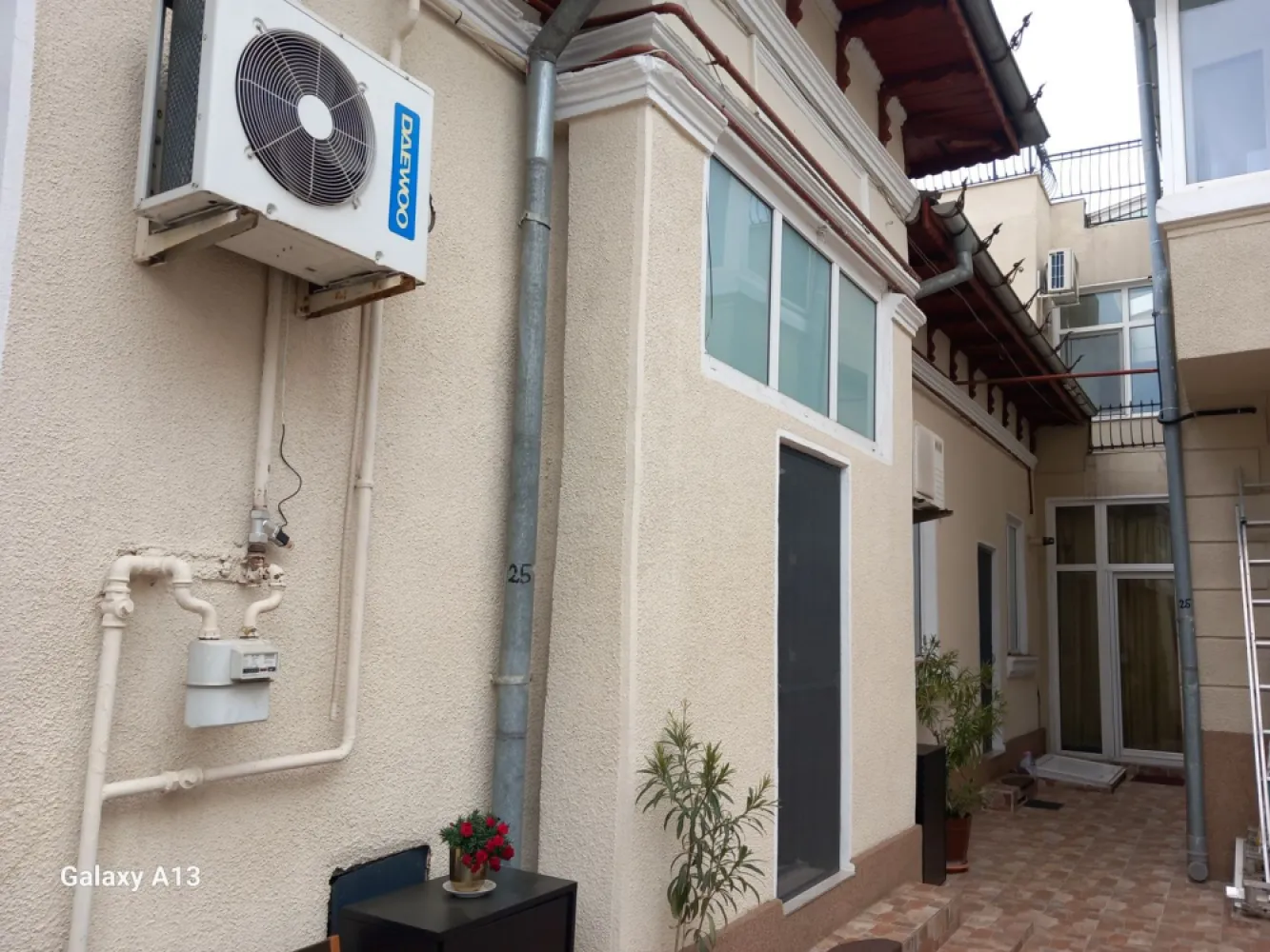 BRASADAS vinde casa curte comuna 3 cam 77mp HALA TRAIAN - Agenția imobiliara BRASADAS vinde casa cu curte comuna 77mp în zona HALA TRAIAN, intrare din Calea Călărași. Casa este stil VAGON. Bucatarie mobilata, Baie cu cada, dormitor si doua camere care se traversează. La subsol este o pivnita cu arcade din caramida de 12mp. În apropiere autobuzul 97 și tramvaiul 14, 40, 55. Doua stații de tramvai pana la PIATA UNIRII.Pentru mai multe oferte accesați www.brasadas.com.