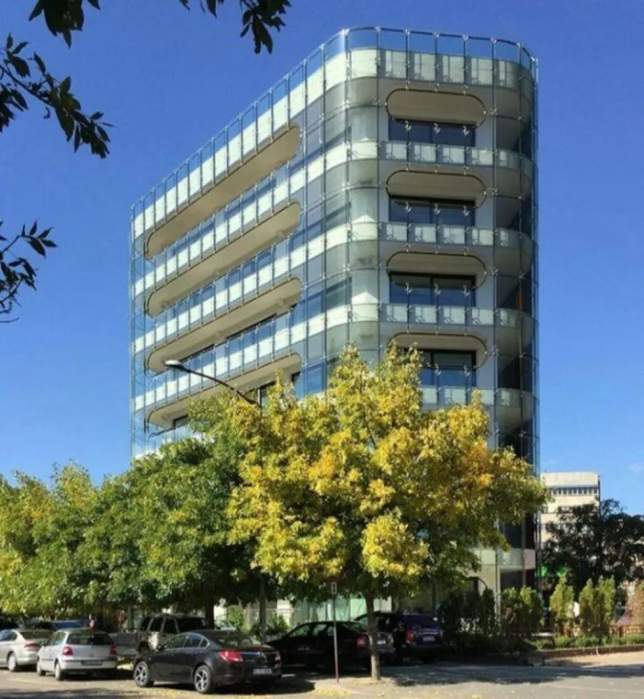 Spatiu stradal Unirii Coposu, cartierul Evreiesc - Agenția imobiliara BRASADAS închiriază spatiu parter, stradal, vedere frumoasa, libera, adaptabil ca show-room, activitati de comert, horeca, etc, cu multiple zone de acces. Pe langa avantajele tehnice constructive, avantajul imobilului este amplasarea intr-o zona ultracentrala in apropierea celui mai important nod al mijloacelor de transport in comun din Bucuresti (Piata Unirii), in vecinatatea celor mai importante zone de interes public (Tribunalul Bucuresti, Biblioteca Centrala, Centrul Istoric al Bucurestiului, Noul Centru Vechi, Palatul Parlamentului), precum si intr-o zona cu hoteluri si centre de afaceri. Cladirea este conceputa sa suporte functiuni diverse la cel mai inalt nivel tehnologic, datorita unui proiect care contine cea mai moderna tehnologie pentru structurile de rezistenta a cladirilor medii si inalte, structura de rezistenta mixta, cu avantaje incontestabile pentru conformarea antiseismica a cladirii. Terasele si zonele exterioare de acces au incorporate functia de degivrare, conectata prin senzori de temperatura si umiditate la un sistem automat de control. Fatada principala este realizata dintr-o anvelopa de sticla prinsa in sistem spider. Fatada secundara este prevazuta cu geamuri termopan cu functii de izolare acustica si termica superioare, cu sistem liftant-glisant. Alte precizari: Spatiul poate fi conectat la cos de evacuare independent. Se adauga tva. Pentru mai multe oferte accesați www.brasadas.com.