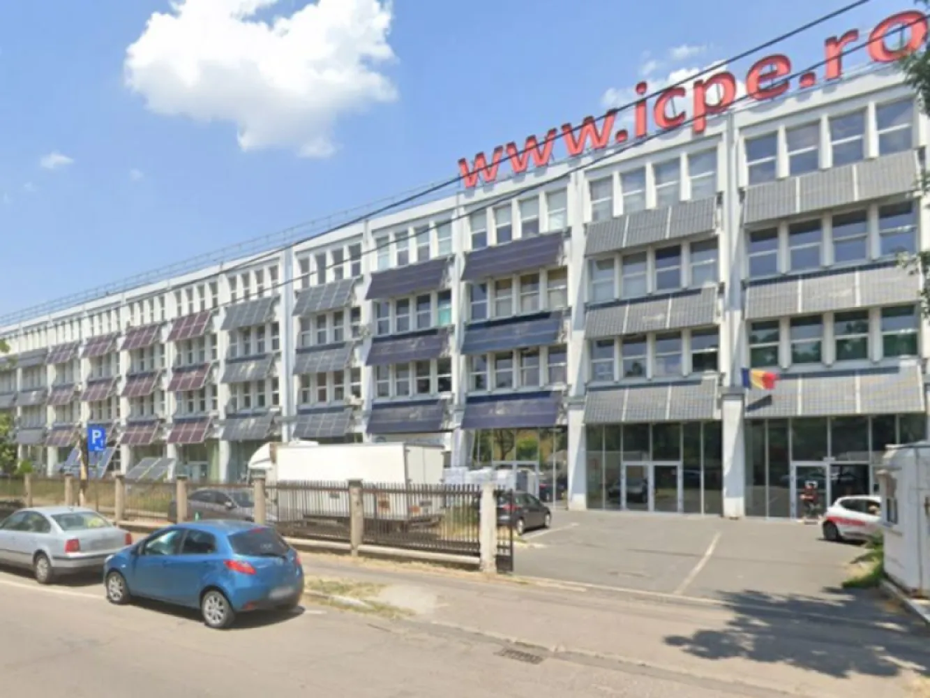 BRASADAS închiriază sp com Splaiul Uniri 50mpi sect. 3. - Agenția imobiliara BRASADAS inchiriaza spatii cu urmatoarele facilitati: -spatiile sunt disponibile imediat pentru a fi inchiriate si dispun de iluminare naturala; - accesul la spatiile de inchiriat este usor de realizat, avand mai multe posibilitati de intrare-iesire (scari si/sau lifturi de persoane / de mare capacitate); - suprafetele de inchiriat sunt compartimentabile si pot fi divizate in functie de necesitatile clientului; - oferta este de open space cu finisari precum mocheta / linoleum / parchet, tavan fals, usi / geamuri termopan, jaluzele verticale, sistem individual de climatizare cu posibilitati de compartimentare pe cheltuiala clientului; - spatiile sunt prevazute cu instalatii termice conectate la centrala termica a societatii - accesul la internet si telefonie se poate realiza direct cu oricare dintre principalii operatori de telecomunicatii de pe piata, prezenti cu fibra optica in incinta societatii; - monitorizare video si paza / interventie PSI 24 / 24 ore; - asigurarea curateniei pentru spatiile comune interioare, exterioare si peisagistica cu firme profesionale specializate si/sau cu personal propriu; - asigurarea intretinerii in stare de functionare a utilitatilor; - parcare angajati/vizitatori in spatiul special amenajat din cadrul incintei ICPE SA; - inchirieri de utilaje, stivuitor, mana de lucru / ora pentru incarcari / descarcari de marfa; – acces facil la servicii aditionale – cantine, restaurant, posta, servicii catering, magazine, cabinet medical etc. – posibilitatea dezvoltarii afacerilor dumneavoastra prin existenta unui portofoliu de peste 150 clienti, 250 angajati si 1000 vizitatori / zi; – posibilitatea inchirierii de sali conferinta / meetinguri / petreceri corporate cu echipamentele aferente; – pret negociabil 8-12 euro + TVA/Mmp Pentru mai multe oferte accesați www.brasadas.com