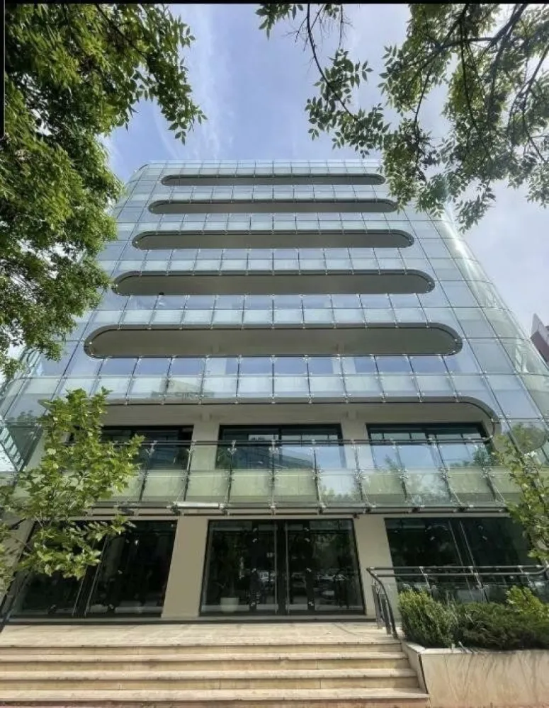 Spatiu stradal Unirii Coposu, cartierul Evreiesc - Agenția imobiliara BRASADAS închiriază spatiu parter, stradal, vedere frumoasa, libera, adaptabil ca show-room, activitati de comert, horeca, etc, cu multiple zone de acces. Pe langa avantajele tehnice constructive, avantajul imobilului este amplasarea intr-o zona ultracentrala in apropierea celui mai important nod al mijloacelor de transport in comun din Bucuresti (Piata Unirii), in vecinatatea celor mai importante zone de interes public (Tribunalul Bucuresti, Biblioteca Centrala, Centrul Istoric al Bucurestiului, Noul Centru Vechi, Palatul Parlamentului), precum si intr-o zona cu hoteluri si centre de afaceri. Cladirea este conceputa sa suporte functiuni diverse la cel mai inalt nivel tehnologic, datorita unui proiect care contine cea mai moderna tehnologie pentru structurile de rezistenta a cladirilor medii si inalte, structura de rezistenta mixta, cu avantaje incontestabile pentru conformarea antiseismica a cladirii. Terasele si zonele exterioare de acces au incorporate functia de degivrare, conectata prin senzori de temperatura si umiditate la un sistem automat de control. Fatada principala este realizata dintr-o anvelopa de sticla prinsa in sistem spider. Fatada secundara este prevazuta cu geamuri termopan cu functii de izolare acustica si termica superioare, cu sistem liftant-glisant. Alte precizari: Spatiul poate fi conectat la cos de evacuare independent. Se adauga tva. Pentru mai multe oferte accesați www.brasadas.com.