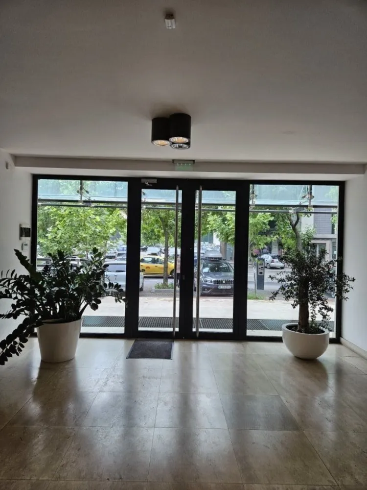 Spatiu stradal Unirii Coposu, cartierul Evreiesc - Agenția imobiliara BRASADAS închiriază spatiu parter, stradal, vedere frumoasa, libera, adaptabil ca show-room, activitati de comert, horeca, etc, cu multiple zone de acces. Pe langa avantajele tehnice constructive, avantajul imobilului este amplasarea intr-o zona ultracentrala in apropierea celui mai important nod al mijloacelor de transport in comun din Bucuresti (Piata Unirii), in vecinatatea celor mai importante zone de interes public (Tribunalul Bucuresti, Biblioteca Centrala, Centrul Istoric al Bucurestiului, Noul Centru Vechi, Palatul Parlamentului), precum si intr-o zona cu hoteluri si centre de afaceri. Cladirea este conceputa sa suporte functiuni diverse la cel mai inalt nivel tehnologic, datorita unui proiect care contine cea mai moderna tehnologie pentru structurile de rezistenta a cladirilor medii si inalte, structura de rezistenta mixta, cu avantaje incontestabile pentru conformarea antiseismica a cladirii. Terasele si zonele exterioare de acces au incorporate functia de degivrare, conectata prin senzori de temperatura si umiditate la un sistem automat de control. Fatada principala este realizata dintr-o anvelopa de sticla prinsa in sistem spider. Fatada secundara este prevazuta cu geamuri termopan cu functii de izolare acustica si termica superioare, cu sistem liftant-glisant. Alte precizari: Spatiul poate fi conectat la cos de evacuare independent. Se adauga tva. Pentru mai multe oferte accesați www.brasadas.com.
