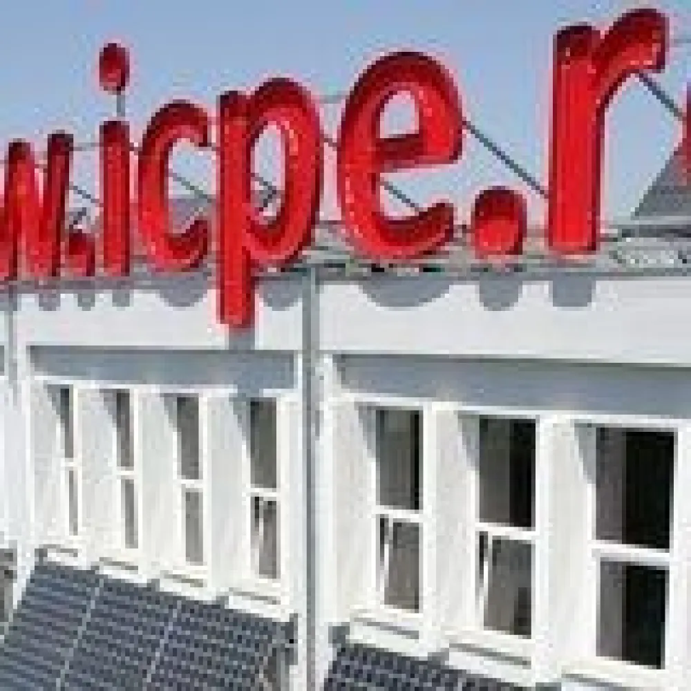 BRASADAS închiriază sp com Splaiul Uniri 50mpi sect. 3. - Agenția imobiliara BRASADAS inchiriaza spatii cu urmatoarele facilitati: -spatiile sunt disponibile imediat pentru a fi inchiriate si dispun de iluminare naturala; - accesul la spatiile de inchiriat este usor de realizat, avand mai multe posibilitati de intrare-iesire (scari si/sau lifturi de persoane / de mare capacitate); - suprafetele de inchiriat sunt compartimentabile si pot fi divizate in functie de necesitatile clientului; - oferta este de open space cu finisari precum mocheta / linoleum / parchet, tavan fals, usi / geamuri termopan, jaluzele verticale, sistem individual de climatizare cu posibilitati de compartimentare pe cheltuiala clientului; - spatiile sunt prevazute cu instalatii termice conectate la centrala termica a societatii - accesul la internet si telefonie se poate realiza direct cu oricare dintre principalii operatori de telecomunicatii de pe piata, prezenti cu fibra optica in incinta societatii; - monitorizare video si paza / interventie PSI 24 / 24 ore; - asigurarea curateniei pentru spatiile comune interioare, exterioare si peisagistica cu firme profesionale specializate si/sau cu personal propriu; - asigurarea intretinerii in stare de functionare a utilitatilor; - parcare angajati/vizitatori in spatiul special amenajat din cadrul incintei ICPE SA; - inchirieri de utilaje, stivuitor, mana de lucru / ora pentru incarcari / descarcari de marfa; – acces facil la servicii aditionale – cantine, restaurant, posta, servicii catering, magazine, cabinet medical etc. – posibilitatea dezvoltarii afacerilor dumneavoastra prin existenta unui portofoliu de peste 150 clienti, 250 angajati si 1000 vizitatori / zi; – posibilitatea inchirierii de sali conferinta / meetinguri / petreceri corporate cu echipamentele aferente; – pret negociabil 8-12 euro + TVA/Mmp Pentru mai multe oferte accesați www.brasadas.com