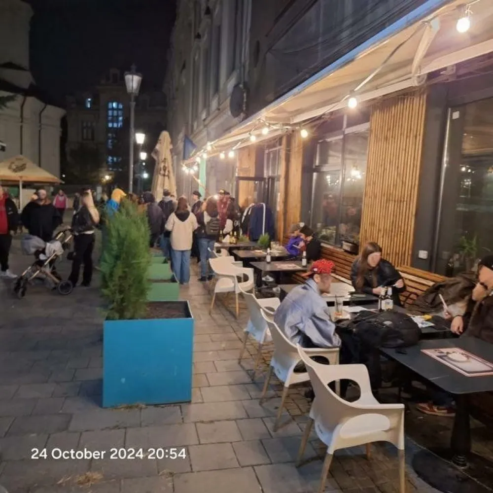 BRASADAS închiriază sp. comercial 135mp in centrul istoric. - Agenția imobiliara BRASADAS închiriază spatiu comercial in centru vechi cu.uprafata utila 135 m2 si 2 intrari separate, cu vitrina stradala de 15m si cu vad comercial bun. In 2024 a fost autorizat ca si cafenea . Nu necesita autorizare isu Pentru mai multe oferte accesați www.brasadas.com