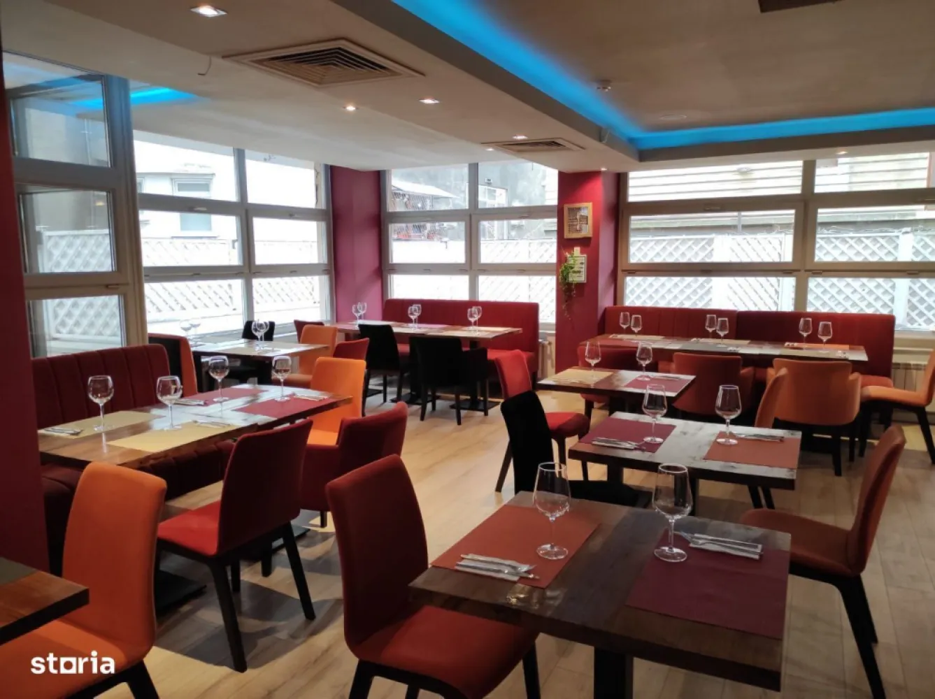 BRASADAS vinde - Afacere la cheie - Restaurant. - Agenția imobiliara BRASADAS vinde restaurant deschis in zona centrala din Bucuresti de 8 ani de zile, cu toate dotarile la cheie, functional si cu un brand cunoscut pe piata. Se poate prelua cu firma, cu toate autorizatiile la zi, inclusiv negatie ISU. Prin aceasta firma s-a derulat numai activitatea restaurantului. Locatia este la 300m de metrou Piata Victoriei. Spatiul este recent renovat, dispune de mobilier (60 de locuri interior si 40 exterior), echipamente profesionale (bucatarie si bar), terasa inchisa cu o copertina retractabila. Restaurantul are activitate de catering prin parteneriat cu platforma Bolt. Descrierea restaurantului:- datele financiare se pot furniza la cerere-contract chirie pentru spatiu valabila inca 3 ani, cu chirie avantajoasa-preluare a tuturor echipamentelor si dotarile din bucatarie si din bar - frigidere, congelatoare, masa calda, mese reci, friteuze, cuptoare, abitatoare, masini de spalat profesionale (vase si pahare), masina de gheata, espressor, blendere, mese de lucru, vesela-preluare echipamente si dotari din saloane - sistem POS, sistem supraveghere, mobilier interior si exterior, vitrine Avantaje:- clientela deja formata, dupa 8 ani de functionare- posibilitate preluare imediata- afacere la cheie fara investitie suplimentara- pagina de Google cu rating 4.7/ 2000 recenzii- nr. 1 pe Tripadvisor de 7 ani de zile pentru categoria relevanta- marca inregistrata- platforma de comenzi online. Pentru mai multe oferte accesați www.brasadas.com.