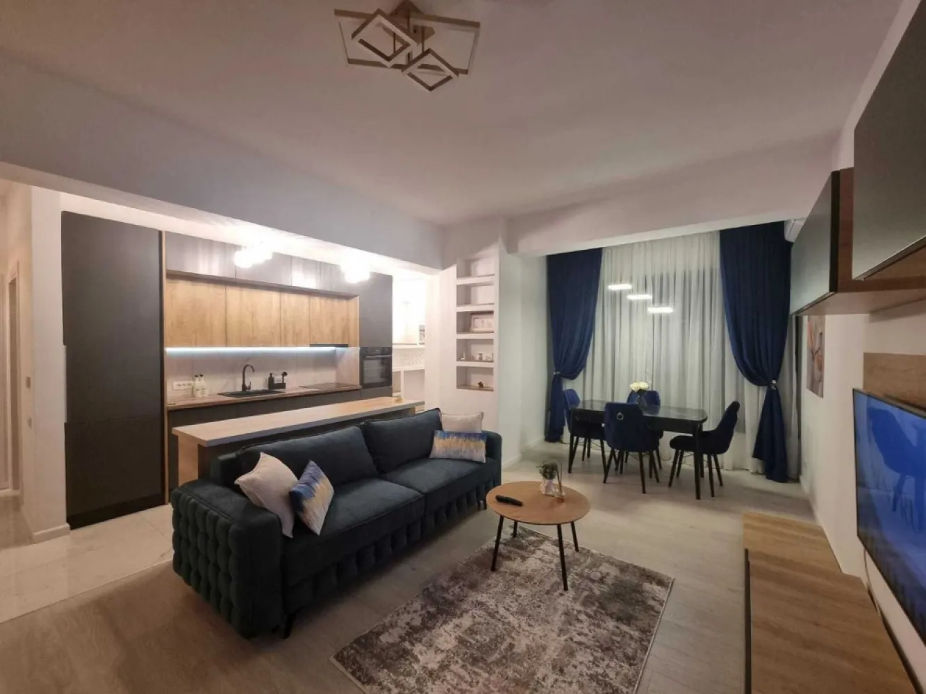 BRASADAS închiriază Ap 2 Cam 63mp Et6/7 PARCARE 2024 Marriot - Agenția imobiliara BRASADAS închiriază apartament cu 2 camere, complet mobilat si utilat in Marriot. Apartamentul are o suprafata de 63 mp si se afla la ETAJUL 5/7 intr-un bloc finalizat in anul 2024. Imobilul este mobilat in stil modern si utilat pentru mutarea imediata, dotat atat cu toate electrocasnicele necesare (frigider incorporabil, masina de spalat vase, plita electrica, cuptor incorporabil, cuptor cu microunde, fierbator apa, prajitor paine, aparat de facut cafea, masina de spalat rufe, 2 aere conditionate, 2 televizoare smart TV) cat si cu obiectele necesare in bucatarie ( vesela, pahare, tacamuri, etc). Apartamentul are un balcon generos, amenajat si inchis cu geamuri termopan. Loc de parcare subteran inclus in pret. Pentru mai multe oferte accesați www.brasadas.com.