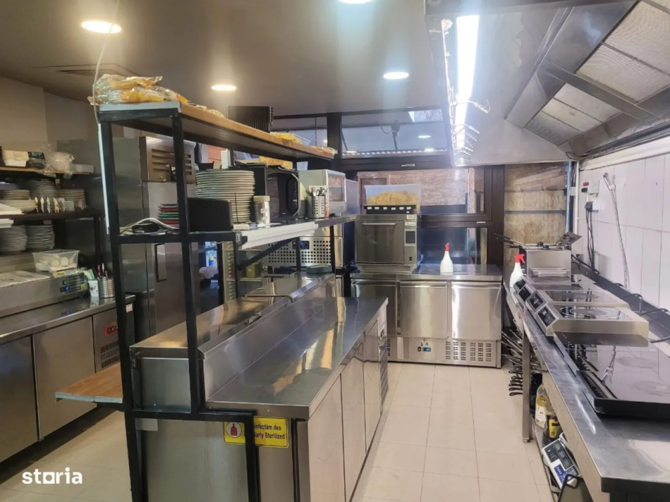 BRASADAS vinde - Afacere la cheie - Restaurant. - Agenția imobiliara BRASADAS vinde restaurant deschis in zona centrala din Bucuresti de 8 ani de zile, cu toate dotarile la cheie, functional si cu un brand cunoscut pe piata. Se poate prelua cu firma, cu toate autorizatiile la zi, inclusiv negatie ISU. Prin aceasta firma s-a derulat numai activitatea restaurantului. Locatia este la 300m de metrou Piata Victoriei. Spatiul este recent renovat, dispune de mobilier (60 de locuri interior si 40 exterior), echipamente profesionale (bucatarie si bar), terasa inchisa cu o copertina retractabila. Restaurantul are activitate de catering prin parteneriat cu platforma Bolt. Descrierea restaurantului:- datele financiare se pot furniza la cerere-contract chirie pentru spatiu valabila inca 3 ani, cu chirie avantajoasa-preluare a tuturor echipamentelor si dotarile din bucatarie si din bar - frigidere, congelatoare, masa calda, mese reci, friteuze, cuptoare, abitatoare, masini de spalat profesionale (vase si pahare), masina de gheata, espressor, blendere, mese de lucru, vesela-preluare echipamente si dotari din saloane - sistem POS, sistem supraveghere, mobilier interior si exterior, vitrine Avantaje:- clientela deja formata, dupa 8 ani de functionare- posibilitate preluare imediata- afacere la cheie fara investitie suplimentara- pagina de Google cu rating 4.7/ 2000 recenzii- nr. 1 pe Tripadvisor de 7 ani de zile pentru categoria relevanta- marca inregistrata- platforma de comenzi online. Pentru mai multe oferte accesați www.brasadas.com.
