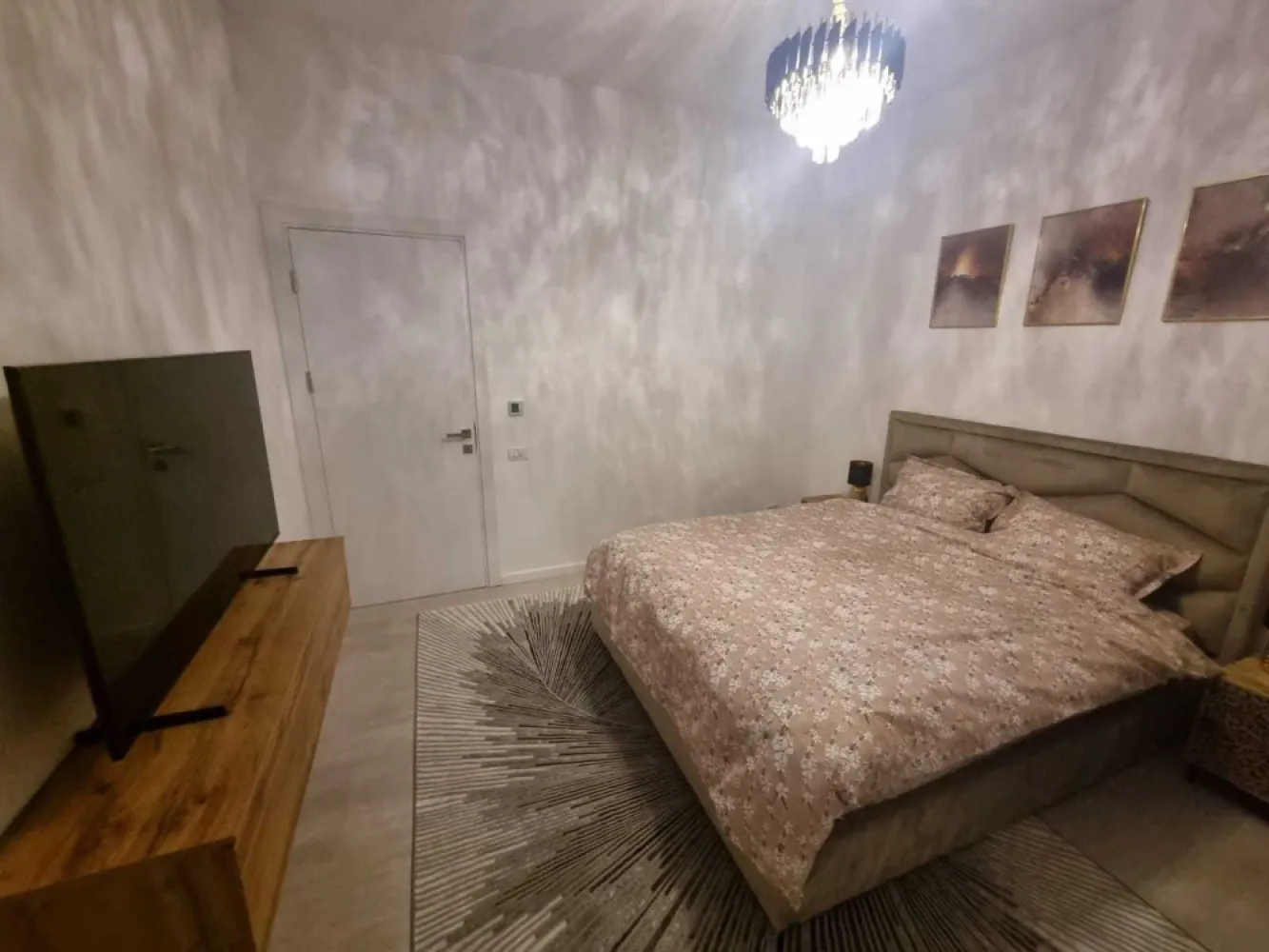 BRASADAS închiriază Ap 2 Cam 63mp Et6/7 PARCARE 2024 Marriot - Agenția imobiliara BRASADAS închiriază apartament cu 2 camere, complet mobilat si utilat in Marriot. Apartamentul are o suprafata de 63 mp si se afla la ETAJUL 5/7 intr-un bloc finalizat in anul 2024. Imobilul este mobilat in stil modern si utilat pentru mutarea imediata, dotat atat cu toate electrocasnicele necesare (frigider incorporabil, masina de spalat vase, plita electrica, cuptor incorporabil, cuptor cu microunde, fierbator apa, prajitor paine, aparat de facut cafea, masina de spalat rufe, 2 aere conditionate, 2 televizoare smart TV) cat si cu obiectele necesare in bucatarie ( vesela, pahare, tacamuri, etc). Apartamentul are un balcon generos, amenajat si inchis cu geamuri termopan. Loc de parcare subteran inclus in pret. Pentru mai multe oferte accesați www.brasadas.com.