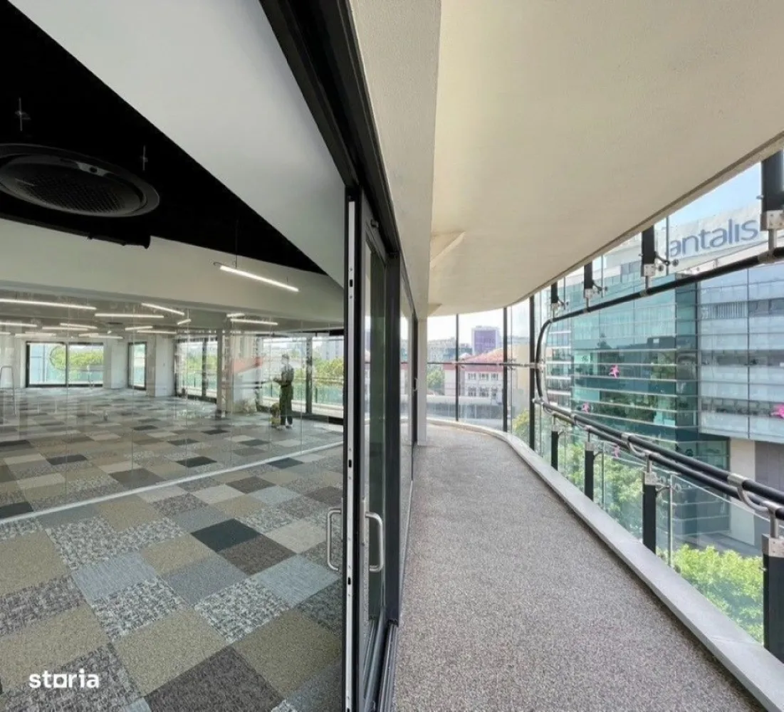 BRASADAS închiriază Office in imobil ultramodern, Unirii - Agenția imobiliara BRASADAS închiriază penthouse pentru office, open space, modern, luminos, in cladire noua, clasa superioara de confort. Sistem de ventilatie naturala, independent de restul cladirii. Incalzire in pardoseala. Contorizare separata a consumului de energie si apa. Sistem de control acces. Pretul include mentenanta spatiilor comune. Chiriasul va mai achita doar consumul propriu de energie electrica, apa, contorizate individual respectiv, salubritate. Zona ultracentrala in apropierea celui mai important nod al mijloacelor de transport in comun din Bucuresti (Piata Unirii) si in vecinatatea celor mai importante zone de interes public (Tribunalul Bucuresti, Biblioteca Centrala, centrul comercial Unirea, centrul istoric al Bucurestiului, Palatul Parlamentului). Structural, spatiul permite compartimentarea si dotarea in functie de activitatea specifica desfasurata. Structura de rezistenta metalica, cladirea este prevazuta cu doua ascensoare cu o capacitate de 6 persoane fiecare. Spatiul poate fi preluat mobilat. Se adauga tva. Pentru mai multe oferte accesați www.brasadas.com