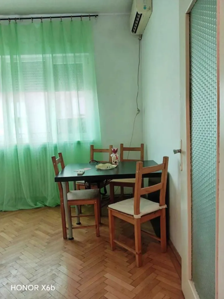 De închiriat apartament Universitate - De închiriat – Apartament 2 camere, Universitate, Str. Batiștei 5 Închirez rapid un apartament de 2 camere (dormitor + living), situat ultracentral, pe strada Batiștei nr. 5, chiar vizavi de fostul Hotel Intercontinental (actualul Grand Hotel Bucharest). Detalii apartament: Suprafață: potrivită pentru o persoană sau un cuplu Etaj: 6 din 9, cu lift Încălzire: centrală proprie pe gaz Stare: modest, ne-renovat Bloc: foarte bine întreținut, cu multe apartamente închiriate în regim hotelier Întreținere: foarte mică Avantaje: Localizare excelentă: Universitate – Km 0, acces rapid la metrou, autobuze, restaurante, teatre și centre universitare Ideal pentru locuit sau pentru cei care doresc să-l transforme în regim hotelier (Permit sa se faca modificari) Preț atractiv pentru zona ultracentrală 480e pe luna. Contact rapid: 003375*****18 whatsapp Dacă vrei să te muți în inima Bucureștiului, nu rata această oportunitate!
