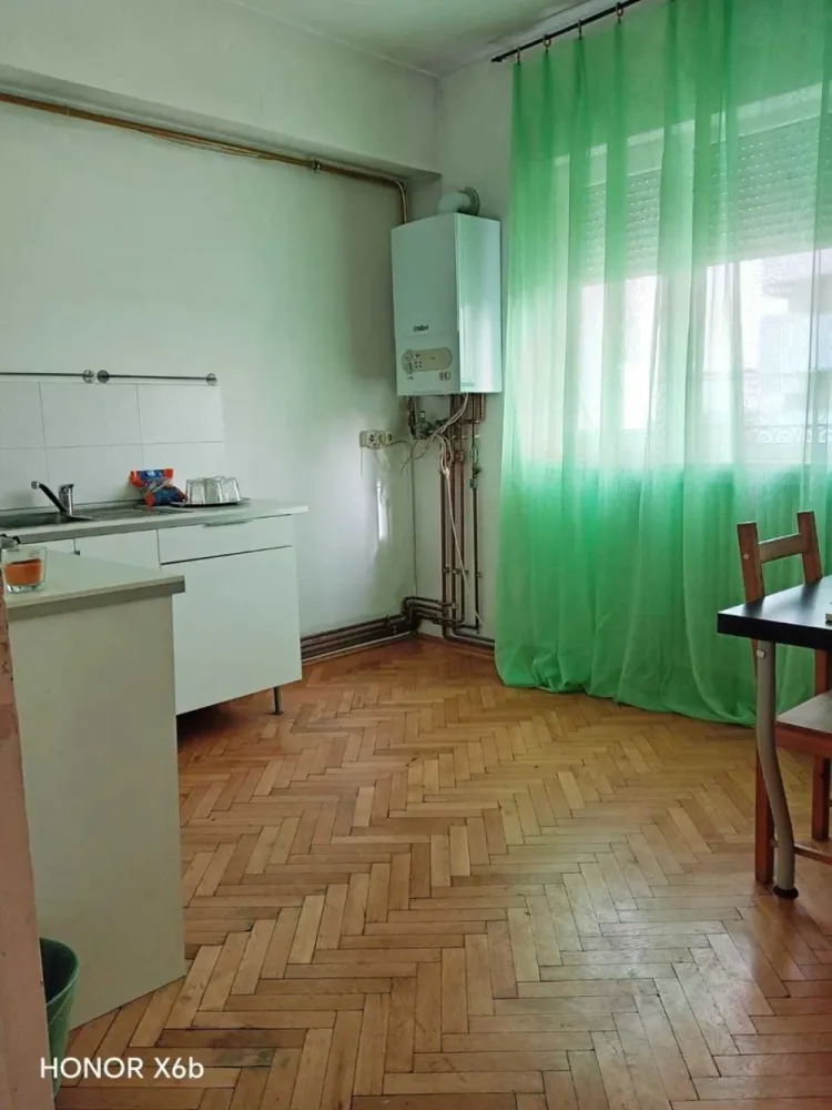 De închiriat apartament Universitate - De închiriat – Apartament 2 camere, Universitate, Str. Batiștei 5 Închirez rapid un apartament de 2 camere (dormitor + living), situat ultracentral, pe strada Batiștei nr. 5, chiar vizavi de fostul Hotel Intercontinental (actualul Grand Hotel Bucharest). Detalii apartament: Suprafață: potrivită pentru o persoană sau un cuplu Etaj: 6 din 9, cu lift Încălzire: centrală proprie pe gaz Stare: modest, ne-renovat Bloc: foarte bine întreținut, cu multe apartamente închiriate în regim hotelier Întreținere: foarte mică Avantaje: Localizare excelentă: Universitate – Km 0, acces rapid la metrou, autobuze, restaurante, teatre și centre universitare Ideal pentru locuit sau pentru cei care doresc să-l transforme în regim hotelier (Permit sa se faca modificari) Preț atractiv pentru zona ultracentrală 480e pe luna. Contact rapid: 003375*****18 whatsapp Dacă vrei să te muți în inima Bucureștiului, nu rata această oportunitate!