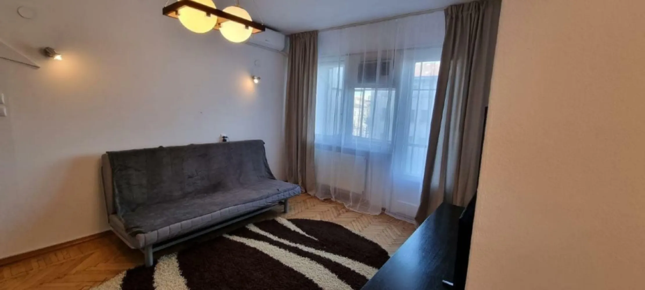 Apartament 2 camere Kogalniceanu 35 - Apartament situat la 2 minute Facultatea Biologie, 3 min de Facultatea de Drept, 5 minute Facultatea Medicina Veterinara si 7 min de metrou Izvor Vedere laterala la cheiul Dambovitei , parc Izvor, Palatul Parlamentului 2 balcoane inchise Echipat cu electrocasnice (masina spalat, frigider, aragaz, cuptor, aspirator, tv) Internet fibra optica