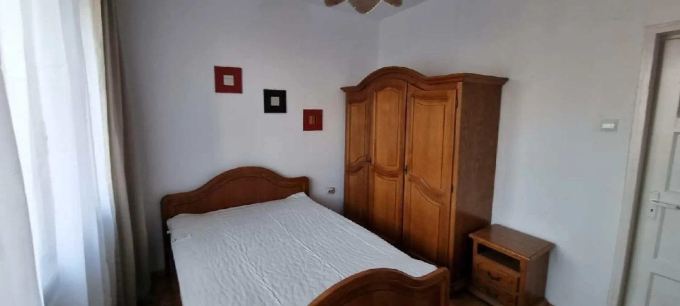 Apartament 2 camere Kogalniceanu 35 - Apartament situat la 2 minute Facultatea Biologie, 3 min de Facultatea de Drept, 5 minute Facultatea Medicina Veterinara si 7 min de metrou Izvor Vedere laterala la cheiul Dambovitei , parc Izvor, Palatul Parlamentului 2 balcoane inchise Echipat cu electrocasnice (masina spalat, frigider, aragaz, cuptor, aspirator, tv) Internet fibra optica