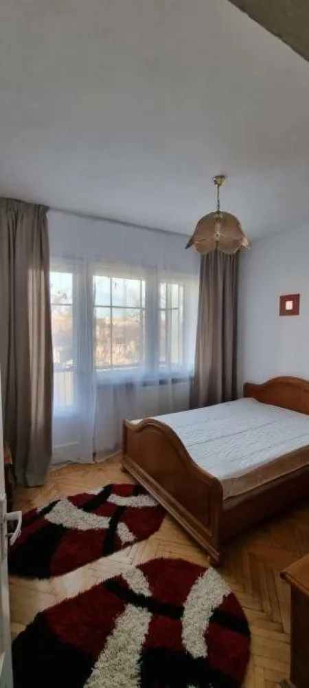 Apartament 2 camere Kogalniceanu 35 - Apartament situat la 2 minute Facultatea Biologie, 3 min de Facultatea de Drept, 5 minute Facultatea Medicina Veterinara si 7 min de metrou Izvor Vedere laterala la cheiul Dambovitei , parc Izvor, Palatul Parlamentului 2 balcoane inchise Echipat cu electrocasnice (masina spalat, frigider, aragaz, cuptor, aspirator, tv) Internet fibra optica