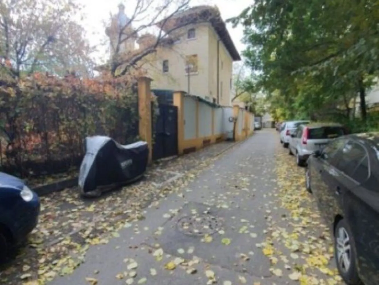 BRASADAS vinde vila interbelica 17 cam 500mp Doamna Ghica. - Agenția BRASADAS vinde vila interbelica renovata in 2003 cu proiect de rezistenta, S4/P4/E4/M4 camere ,pe fiecare et. 1 baie si wc de serviciu, cazi, jacuzzi, la parter semineu functional, curte pavata, cu canalizare, foisor cu gratar, porti cu telecomanda si 6 camere video. Vila are 2 intrari din 2 strazi si doua scari interioare, parchet de lemn de mai multe nuante, acoperis tigla cu izolatie 15 cm, jaluzele de lemn reconditionate, are Aviz de Securitate la Incendiu a functionat ca gradinita, teren 500 m; Pentru mai multe oferte accesați www.brasadas.com.