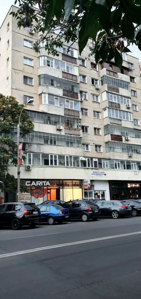 Proprietar 2cam. Sebastian-13 Septembrie (Vulcan) - Particular vand apartament 2 camere, 56mp., stradal, chiar pe Sebastian Mihail la nr.19, Bl.S11, et.2 din 8 vis-a-vis de Kaufland si centrul Comercial Vulcan. 2-4 statii pana la Academia Militara, AFI Cotroceni, facultatea de drept sau Palatul Parlamentului. Se vinde mobilat si utilat complet. Bloc dat in folosinta in 1989. Pret 120.000 €. Peste drum in blocurile noi, se vand apartamente asemanatoare , la peste 150.000.€. Nu pot incarca mai multe poze. Ma puteti contacta pentru altele. Apartamentul pare mai mare si mai aspectuos in realitate. Apartamentele din bloc nu au contoare la calorifere. Asadar nu stati cu ele oprite si in frig pentru a nu plati. Teava de gaze este pe scara in cazul in care se doreste instalarea unei centrale, desi ar fi inutilă investitia. Tevile stradale din zona au fost schimbate si nu sunt probleme cu caldura si apa calda. Locuri de parcare gratis in jurul blocului fara mari probleme. In apropiere (1-2minute) Parc Sebastian sau platforma comerciala Vulcan (Kaufland-Carrefour, KFC, Pepco Altex, LEMS, C&A, LC Waikiki, H&M, Deichman, CCC si multe altele). Platforma comerciala fara taxe, fara bariere si fara posibilitatea de a-si monta. Daca vi se pare pretul cam mare, comparati si cautati altul asemanator pentru a intelege pretul. Recititi plusurile din anunt. In urma intrebarilor repetate, ....Nu sunt agentie imobiliara. Sunt proprietar dar pot colabora si cu agentii imobiliare.