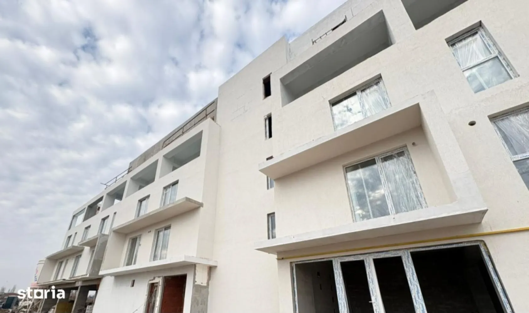 BRASADAS vinde Penthouse 4 cam spatios Metrou Parc Titan - Agenția BRASADAS vinde un penthouse de 5 stele situat în zona Titan, sector 3, aproape de Parcul Teilor și stația de metrou Nicolae Teclu. Faptul că este oferit direct de la dezvoltator, fără comisioane, este într-adevăr o oportunitate excelentă pentru cumpărători.  Apartament splendid ,spatios si luminos cu 4 camere, având o suprafață totala construita de 243.2 mp, situat într-un complex rezidențial modern, care îmbină confortul cu un stil de viață activ și sănătos. Acest apartament dispune de priveliste cu terase spatioase  121.4 mp, perfectă pentru relaxare. Caracteristici ale apartamentului: Suprafață spațioasă: Cu 243.2 mp, apartamentul oferă o compartimentare inteligentă, ideală pentru familii, cu un design modern și funcțional precum și terase de 121.4 mp. Avantajele complexului: Mult spațiu personal, intimitate sporită și o atmosferă de liniște și confort pentru fiecare locatar. ARHITECTURĂ MODERNĂ Cu un design contemporan și spații bine proporționate pentru confort maxim. FINISAJE PREMIUM Fiecare element de construcție și finisaj a fost gândit pentru a maximiza confortul tău. (incalzire in pardoseala,,) Comunitate privată și sigură Nivelul de înălțime redus al blocurilor și accesul securizat în ansamblu, cresc nivelul de confort și siguranță de care beneficiezi. Bariera : Siguranța locuitorilor este prioritară, beneficiind de serviciu de bariera disponibil non-stop. Trăiește în siguranță într-o comunitate asemeni ție. Proiectat pentru liniștea ta și a familiei tale, întreg ansamblul va beneficiar de acces controlat.  Între natură: Complexul este situat în apropierea parcului „Teilor,” oferind oportunități ideale pentru activități recreative. Acces la educație de calitate: Proximitatea cu cele mai importante centre de învățământ privat, precum si de stat, face acest apartament o alegere excelentă pentru familiile cu copii. Locație comodă: Vei avea acces rapid la magazine precum Jumbo, Horbach,Ikea, restaurante și diverse facilități. Acces facil și rapid la gura de Metrou Nicolae Teclu, tramvai, autobuz  și autostrada, centura facilitând conexiunea cu restul orașului. Pentru mai multe oferte accesați www.brasadas.com.