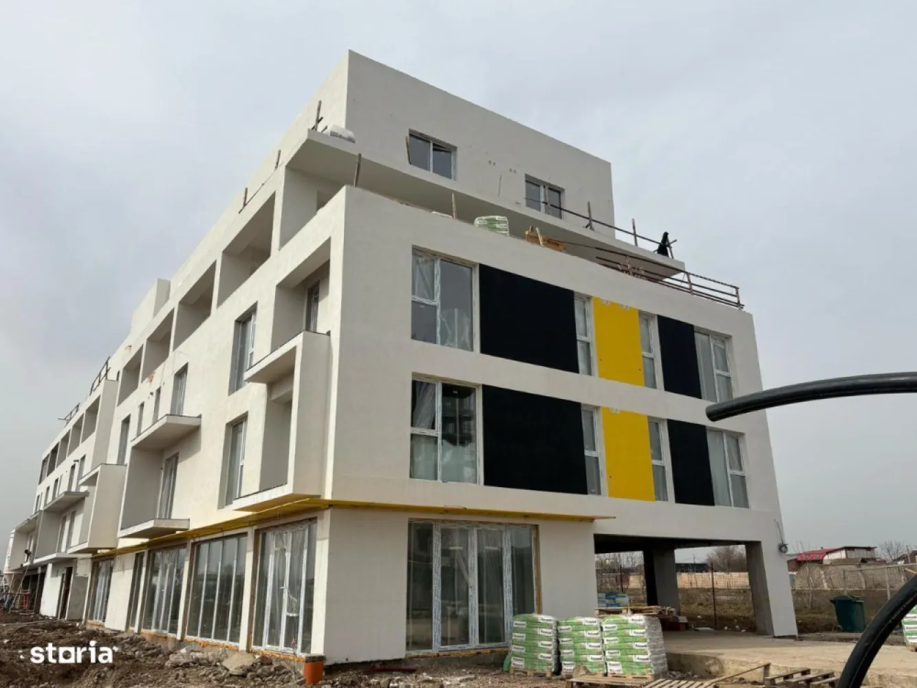 BRASADAS vinde Penthouse 4 cam spatios Metrou Parc Titan - Agenția BRASADAS vinde un penthouse de 5 stele situat în zona Titan, sector 3, aproape de Parcul Teilor și stația de metrou Nicolae Teclu. Faptul că este oferit direct de la dezvoltator, fără comisioane, este într-adevăr o oportunitate excelentă pentru cumpărători.  Apartament splendid ,spatios si luminos cu 4 camere, având o suprafață totala construita de 243.2 mp, situat într-un complex rezidențial modern, care îmbină confortul cu un stil de viață activ și sănătos. Acest apartament dispune de priveliste cu terase spatioase  121.4 mp, perfectă pentru relaxare. Caracteristici ale apartamentului: Suprafață spațioasă: Cu 243.2 mp, apartamentul oferă o compartimentare inteligentă, ideală pentru familii, cu un design modern și funcțional precum și terase de 121.4 mp. Avantajele complexului: Mult spațiu personal, intimitate sporită și o atmosferă de liniște și confort pentru fiecare locatar. ARHITECTURĂ MODERNĂ Cu un design contemporan și spații bine proporționate pentru confort maxim. FINISAJE PREMIUM Fiecare element de construcție și finisaj a fost gândit pentru a maximiza confortul tău. (incalzire in pardoseala,,) Comunitate privată și sigură Nivelul de înălțime redus al blocurilor și accesul securizat în ansamblu, cresc nivelul de confort și siguranță de care beneficiezi. Bariera : Siguranța locuitorilor este prioritară, beneficiind de serviciu de bariera disponibil non-stop. Trăiește în siguranță într-o comunitate asemeni ție. Proiectat pentru liniștea ta și a familiei tale, întreg ansamblul va beneficiar de acces controlat.  Între natură: Complexul este situat în apropierea parcului „Teilor,” oferind oportunități ideale pentru activități recreative. Acces la educație de calitate: Proximitatea cu cele mai importante centre de învățământ privat, precum si de stat, face acest apartament o alegere excelentă pentru familiile cu copii. Locație comodă: Vei avea acces rapid la magazine precum Jumbo, Horbach,Ikea, restaurante și diverse facilități. Acces facil și rapid la gura de Metrou Nicolae Teclu, tramvai, autobuz  și autostrada, centura facilitând conexiunea cu restul orașului. Pentru mai multe oferte accesați www.brasadas.com.