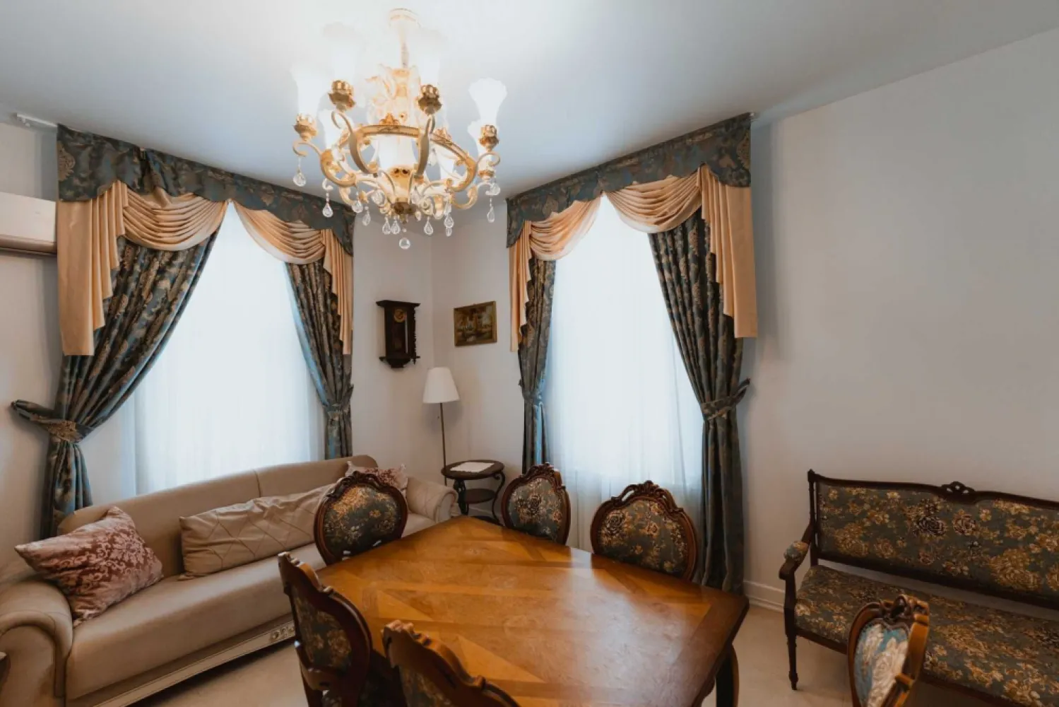 Ag BRASADAS închiriază ap 4 cam et 2 Calea Victoriei. - Direct Proprietar inchiriez apartament elegant pe Calea Victoriei – un spațiu deosebit cu istorie și confort modern Căutați un apartament spațios, elegant și cu un aer aparte, situat într-o zonă istorică de prestigiu? Acest apartament de 3 camere (87 m2) + o cameră mansardată cu baie proprie este alegerea ideală pentru cei care apreciază stilul clasic și confortul modern. Caracteristici ale apartamentului: 2 dormitoare generoase, fiecare dotat cu un pat king-size (180x200 cm), pentru un somn odihnitor. Living spațios, mobilat cu o canapea extensibilă confortabilă. Bucătărie complet echipată, cu electrocasnice moderne, inclusiv mașină de spălat vase și mașină de spălat rufe. 2 băi elegante, pentru un plus de confort. Dressing dedicat, oferind spațiu generos pentru depozitare. Cameră mansardată cu baie proprie, un spațiu intim și cochet, perfect pentru oaspeți sau birou. Încălzire prin centrală proprie, asigurând un climat plăcut în orice anotimp. Tavane înalte (3,60 m), ce conferă senzația de spațiu aerisit și elegant. O locație cu personalitate și istorie Apartamentul este situat într-o clădire istorică de pe Calea Victoriei, datând din secolul XIX, la doar câțiva pași de Palatul Ghica. Un loc încărcat de farmecul Bucureștiului de altădată, dar cu toate facilitățile moderne la îndemână. Un stil autentic, un aer nobil Mobilierul din lemn masiv și designul clasic conferă apartamentului un rafinament aparte, făcându-l perfect pentru cei care își doresc un cămin primitor, elegant și plin de caracter. Notă: Apartamentul este oferit fără televizoare, dar putem discuta această opțiune dacă este necesar. Disponibil pentru închiriere pe termen mediu și lung Dacă acest apartament vi se potrivește, vă invităm să ne contactați pentru mai multe detalii sau pentru o vizionare! Cladirea a fost consolidata dupa cutremurul din 77. De asemenea a fost expertizata dupa anii 90 si incadrata in clasa de urgenta U3. Apartamentul este disponibil incepand cu 1 mai 2025 Pret: 1300 euro/luna