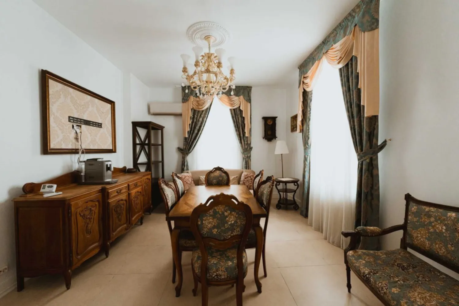 Ag BRASADAS închiriază ap 4 cam et 2 Calea Victoriei. - Direct Proprietar inchiriez apartament elegant pe Calea Victoriei – un spațiu deosebit cu istorie și confort modern Căutați un apartament spațios, elegant și cu un aer aparte, situat într-o zonă istorică de prestigiu? Acest apartament de 3 camere (87 m2) + o cameră mansardată cu baie proprie este alegerea ideală pentru cei care apreciază stilul clasic și confortul modern. Caracteristici ale apartamentului: 2 dormitoare generoase, fiecare dotat cu un pat king-size (180x200 cm), pentru un somn odihnitor. Living spațios, mobilat cu o canapea extensibilă confortabilă. Bucătărie complet echipată, cu electrocasnice moderne, inclusiv mașină de spălat vase și mașină de spălat rufe. 2 băi elegante, pentru un plus de confort. Dressing dedicat, oferind spațiu generos pentru depozitare. Cameră mansardată cu baie proprie, un spațiu intim și cochet, perfect pentru oaspeți sau birou. Încălzire prin centrală proprie, asigurând un climat plăcut în orice anotimp. Tavane înalte (3,60 m), ce conferă senzația de spațiu aerisit și elegant. O locație cu personalitate și istorie Apartamentul este situat într-o clădire istorică de pe Calea Victoriei, datând din secolul XIX, la doar câțiva pași de Palatul Ghica. Un loc încărcat de farmecul Bucureștiului de altădată, dar cu toate facilitățile moderne la îndemână. Un stil autentic, un aer nobil Mobilierul din lemn masiv și designul clasic conferă apartamentului un rafinament aparte, făcându-l perfect pentru cei care își doresc un cămin primitor, elegant și plin de caracter. Notă: Apartamentul este oferit fără televizoare, dar putem discuta această opțiune dacă este necesar. Disponibil pentru închiriere pe termen mediu și lung Dacă acest apartament vi se potrivește, vă invităm să ne contactați pentru mai multe detalii sau pentru o vizionare! Cladirea a fost consolidata dupa cutremurul din 77. De asemenea a fost expertizata dupa anii 90 si incadrata in clasa de urgenta U3. Apartamentul este disponibil incepand cu 1 mai 2025 Pret: 1300 euro/luna
