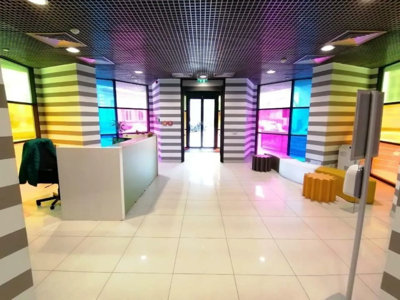 UNIVERSITATE BIROU 213 MP -730 MP - Proprietar oferim spre inchiriere urmatoarele spatii de birouri in zona ultracentrala, Universitate. Suprafata disponibila cuprinsa intre 343 - 730 mp - etajul 2 al cladirii. Pretabil pentru amenajare birouri. Chiria: 10.50euro+TVA / mp SC: 3.8 euro + TVA /mp Garantie: 2 luni de chirie si SC + TVA Suprafata disponibila de 213 mp situata la etajul 4 al cladirii: Chirie 10.50 euro+ TVA/mp SC 3.8 euro + TVA/mp Utilitatile se refactureaza in regim pro-rata, iar electricitatea se calculeaza consum propriu + pro-rata din spatiile comune si echipamente. Sunt disponibile locuri de parcare subteran la pretul de 120 euro+TVA/loc/luna. Amplasamentul beneficiaza de o accesibilitate excelenta, atat cu automobilul, cat si cu mijloacele de transport in comun, metroul fiiind la 2 minute de mers. Pentru detalii va stam la dispozitie la nr de telefon: