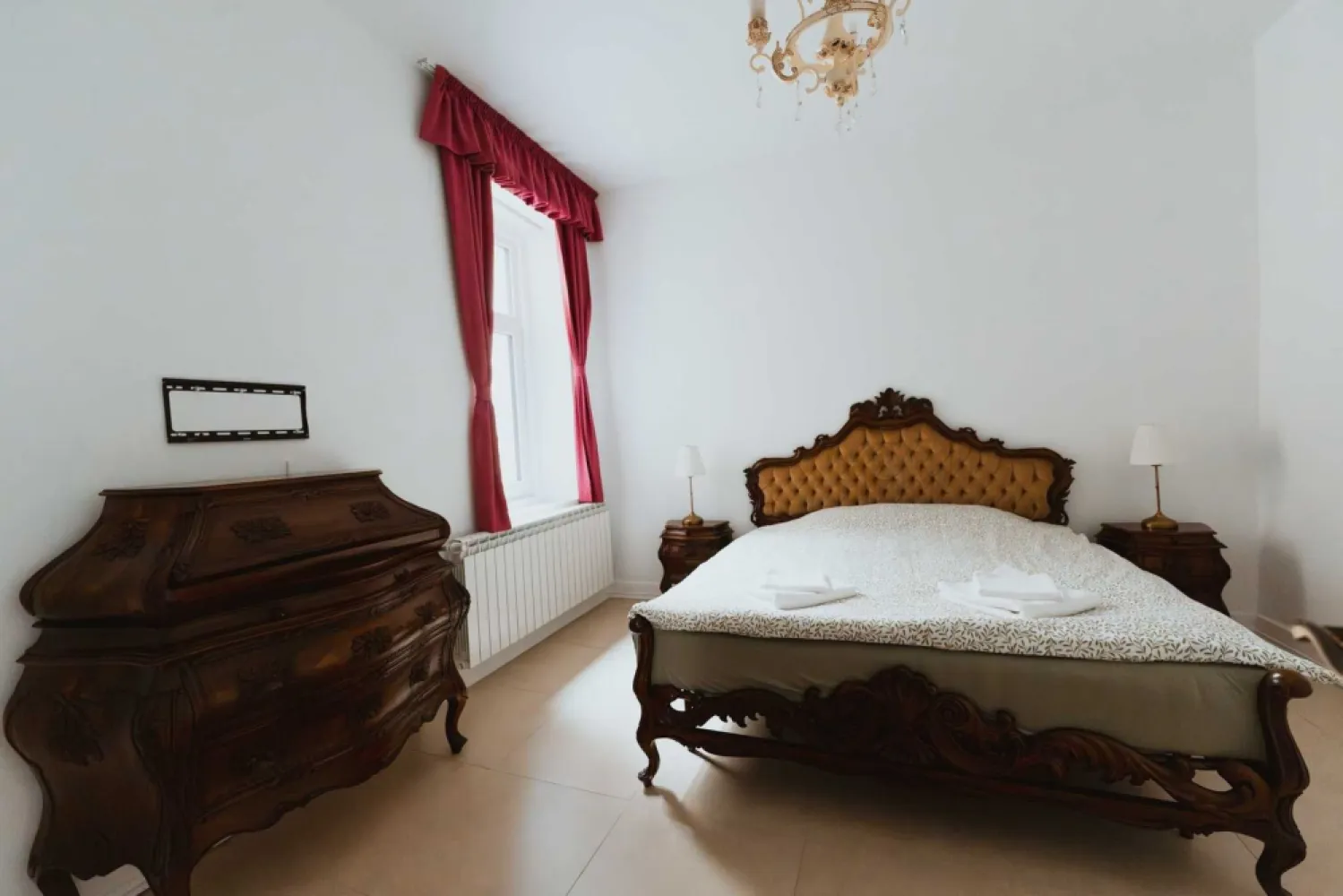 Ag BRASADAS închiriază ap 4 cam et 2 Calea Victoriei. - Direct Proprietar inchiriez apartament elegant pe Calea Victoriei – un spațiu deosebit cu istorie și confort modern Căutați un apartament spațios, elegant și cu un aer aparte, situat într-o zonă istorică de prestigiu? Acest apartament de 3 camere (87 m2) + o cameră mansardată cu baie proprie este alegerea ideală pentru cei care apreciază stilul clasic și confortul modern. Caracteristici ale apartamentului: 2 dormitoare generoase, fiecare dotat cu un pat king-size (180x200 cm), pentru un somn odihnitor. Living spațios, mobilat cu o canapea extensibilă confortabilă. Bucătărie complet echipată, cu electrocasnice moderne, inclusiv mașină de spălat vase și mașină de spălat rufe. 2 băi elegante, pentru un plus de confort. Dressing dedicat, oferind spațiu generos pentru depozitare. Cameră mansardată cu baie proprie, un spațiu intim și cochet, perfect pentru oaspeți sau birou. Încălzire prin centrală proprie, asigurând un climat plăcut în orice anotimp. Tavane înalte (3,60 m), ce conferă senzația de spațiu aerisit și elegant. O locație cu personalitate și istorie Apartamentul este situat într-o clădire istorică de pe Calea Victoriei, datând din secolul XIX, la doar câțiva pași de Palatul Ghica. Un loc încărcat de farmecul Bucureștiului de altădată, dar cu toate facilitățile moderne la îndemână. Un stil autentic, un aer nobil Mobilierul din lemn masiv și designul clasic conferă apartamentului un rafinament aparte, făcându-l perfect pentru cei care își doresc un cămin primitor, elegant și plin de caracter. Notă: Apartamentul este oferit fără televizoare, dar putem discuta această opțiune dacă este necesar. Disponibil pentru închiriere pe termen mediu și lung Dacă acest apartament vi se potrivește, vă invităm să ne contactați pentru mai multe detalii sau pentru o vizionare! Cladirea a fost consolidata dupa cutremurul din 77. De asemenea a fost expertizata dupa anii 90 si incadrata in clasa de urgenta U3. Apartamentul este disponibil incepand cu 1 mai 2025 Pret: 1300 euro/luna