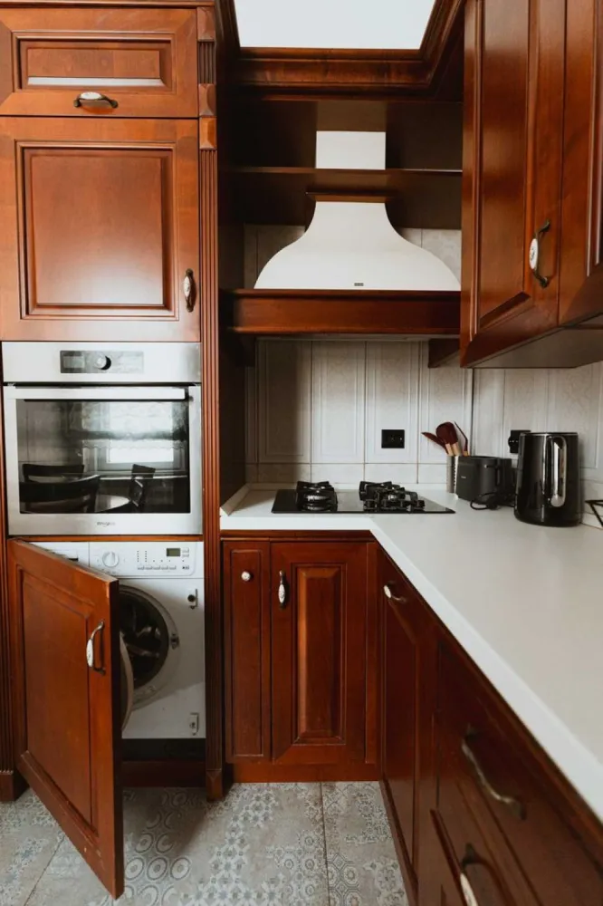 Ag BRASADAS închiriază ap 4 cam et 2 Calea Victoriei. - Direct Proprietar inchiriez apartament elegant pe Calea Victoriei – un spațiu deosebit cu istorie și confort modern Căutați un apartament spațios, elegant și cu un aer aparte, situat într-o zonă istorică de prestigiu? Acest apartament de 3 camere (87 m2) + o cameră mansardată cu baie proprie este alegerea ideală pentru cei care apreciază stilul clasic și confortul modern. Caracteristici ale apartamentului: 2 dormitoare generoase, fiecare dotat cu un pat king-size (180x200 cm), pentru un somn odihnitor. Living spațios, mobilat cu o canapea extensibilă confortabilă. Bucătărie complet echipată, cu electrocasnice moderne, inclusiv mașină de spălat vase și mașină de spălat rufe. 2 băi elegante, pentru un plus de confort. Dressing dedicat, oferind spațiu generos pentru depozitare. Cameră mansardată cu baie proprie, un spațiu intim și cochet, perfect pentru oaspeți sau birou. Încălzire prin centrală proprie, asigurând un climat plăcut în orice anotimp. Tavane înalte (3,60 m), ce conferă senzația de spațiu aerisit și elegant. O locație cu personalitate și istorie Apartamentul este situat într-o clădire istorică de pe Calea Victoriei, datând din secolul XIX, la doar câțiva pași de Palatul Ghica. Un loc încărcat de farmecul Bucureștiului de altădată, dar cu toate facilitățile moderne la îndemână. Un stil autentic, un aer nobil Mobilierul din lemn masiv și designul clasic conferă apartamentului un rafinament aparte, făcându-l perfect pentru cei care își doresc un cămin primitor, elegant și plin de caracter. Notă: Apartamentul este oferit fără televizoare, dar putem discuta această opțiune dacă este necesar. Disponibil pentru închiriere pe termen mediu și lung Dacă acest apartament vi se potrivește, vă invităm să ne contactați pentru mai multe detalii sau pentru o vizionare! Cladirea a fost consolidata dupa cutremurul din 77. De asemenea a fost expertizata dupa anii 90 si incadrata in clasa de urgenta U3. Apartamentul este disponibil incepand cu 1 mai 2025 Pret: 1300 euro/luna