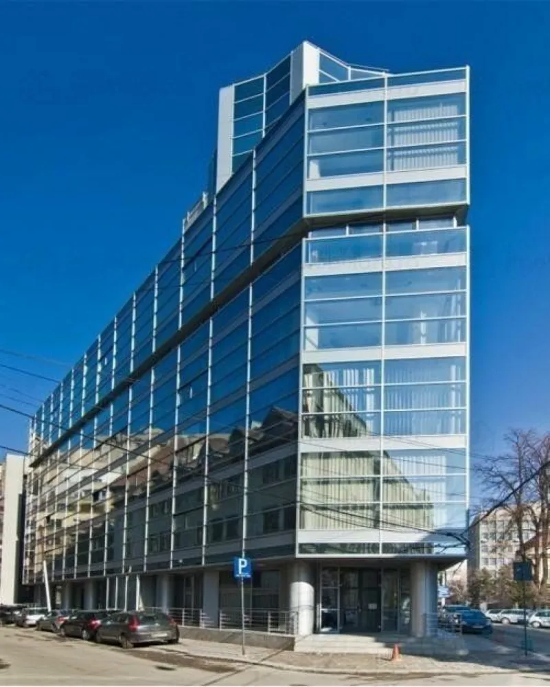 UNIVERSITATE BIROU 213 MP -730 MP - Proprietar oferim spre inchiriere urmatoarele spatii de birouri in zona ultracentrala, Universitate. Suprafata disponibila cuprinsa intre 343 - 730 mp - etajul 2 al cladirii. Pretabil pentru amenajare birouri. Chiria: 10.50euro+TVA / mp SC: 3.8 euro + TVA /mp Garantie: 2 luni de chirie si SC + TVA Suprafata disponibila de 213 mp situata la etajul 4 al cladirii: Chirie 10.50 euro+ TVA/mp SC 3.8 euro + TVA/mp Utilitatile se refactureaza in regim pro-rata, iar electricitatea se calculeaza consum propriu + pro-rata din spatiile comune si echipamente. Sunt disponibile locuri de parcare subteran la pretul de 120 euro+TVA/loc/luna. Amplasamentul beneficiaza de o accesibilitate excelenta, atat cu automobilul, cat si cu mijloacele de transport in comun, metroul fiiind la 2 minute de mers. Pentru detalii va stam la dispozitie la nr de telefon: