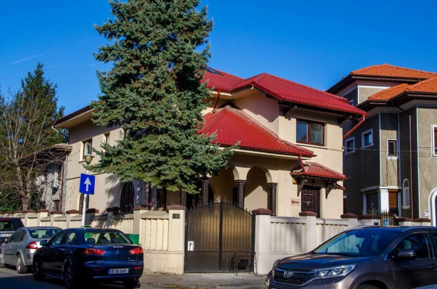 Inchiriere duplex Kiseleff, vila, et 1+mansarda, 160mp, 2800 euro/luna - Inchiriere duplex vila, Aviatorilor, adecvat birouri/locuinta, suprafata utila 160 mp, 6 camere, 3 bai, 1 bucatarie; et 1 - suprafata utila 100 mp, 5 camere, 2 bai, 1 bucatarie; mansarda - suprafata utila 60 mp, 1 camera mare, o baie; bucatarie si bai utilate complet, igienizat si zugravit complet, intrare separata, locuri de parcare, 2800 euro/luna negociabil, tel.07******42 Eliema Invest
