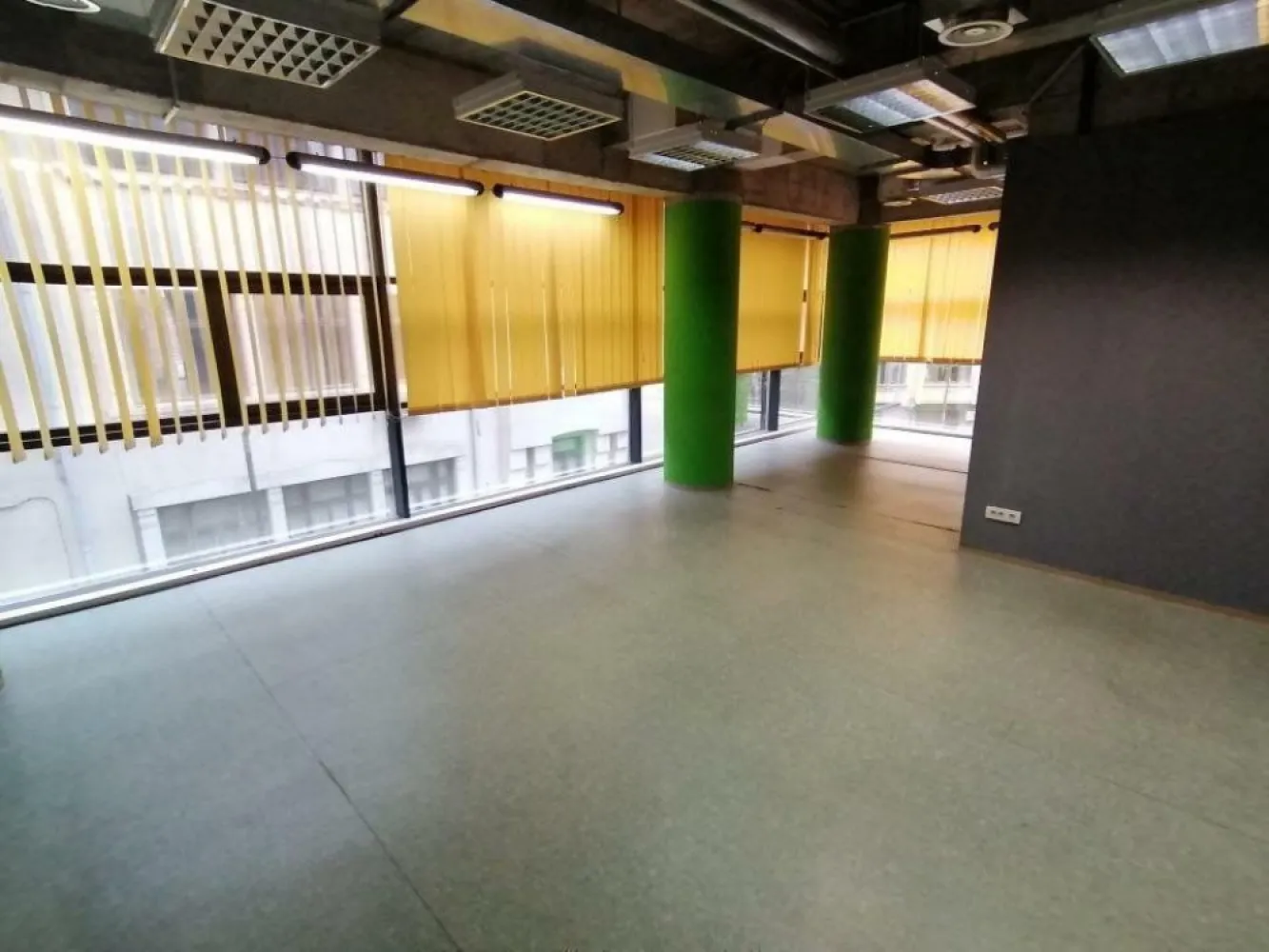 UNIVERSITATE BIROU 213 MP -730 MP - Proprietar oferim spre inchiriere urmatoarele spatii de birouri in zona ultracentrala, Universitate. Suprafata disponibila cuprinsa intre 343 - 730 mp - etajul 2 al cladirii. Pretabil pentru amenajare birouri. Chiria: 10.50euro+TVA / mp SC: 3.8 euro + TVA /mp Garantie: 2 luni de chirie si SC + TVA Suprafata disponibila de 213 mp situata la etajul 4 al cladirii: Chirie 10.50 euro+ TVA/mp SC 3.8 euro + TVA/mp Utilitatile se refactureaza in regim pro-rata, iar electricitatea se calculeaza consum propriu + pro-rata din spatiile comune si echipamente. Sunt disponibile locuri de parcare subteran la pretul de 120 euro+TVA/loc/luna. Amplasamentul beneficiaza de o accesibilitate excelenta, atat cu automobilul, cat si cu mijloacele de transport in comun, metroul fiiind la 2 minute de mers. Pentru detalii va stam la dispozitie la nr de telefon:
