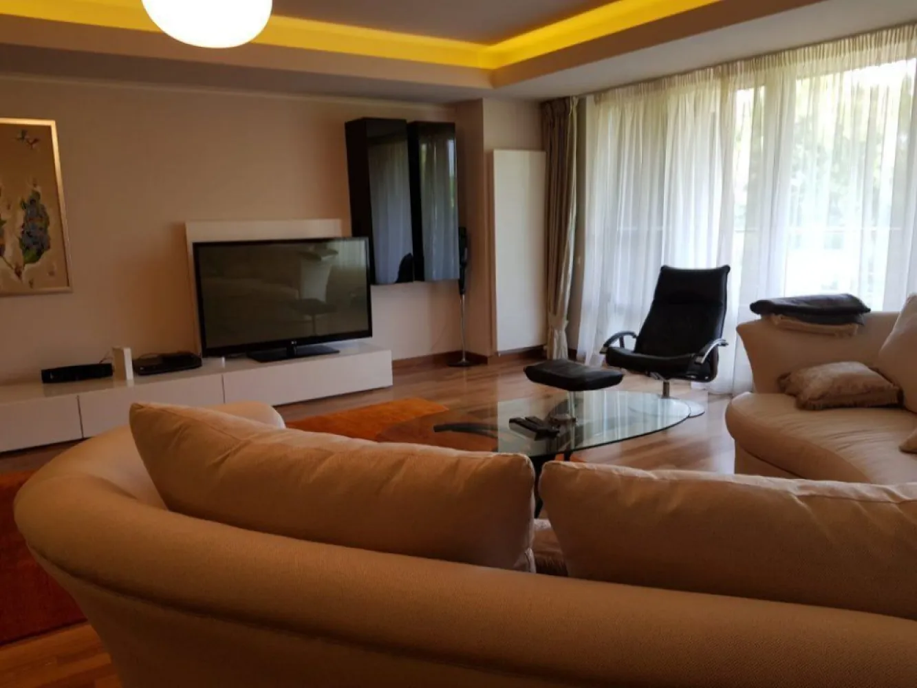 BRASADAS închiriaza ap 4 cam Parc Herastrau. - Agenția imobiliara BRASADAS închiriază apartament cu 4 camere lux, suprafata utila 168 mp., mobilat si utilat complet, 2 balcoane, vedere superba spre parcul Herastrau , dormitoarele cu vedere pe spate paza permanenta, loc parcare subteran
